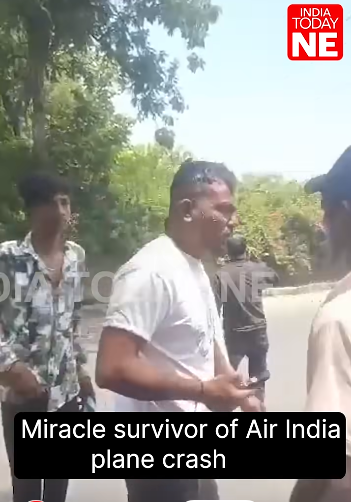 Vishwash Kumar Ramesh, survivant du crash de l'avion d'Air India, s'éloignant de l'épave le 12 juin 2025 | Source : Youtube/IndiaTodayNE
