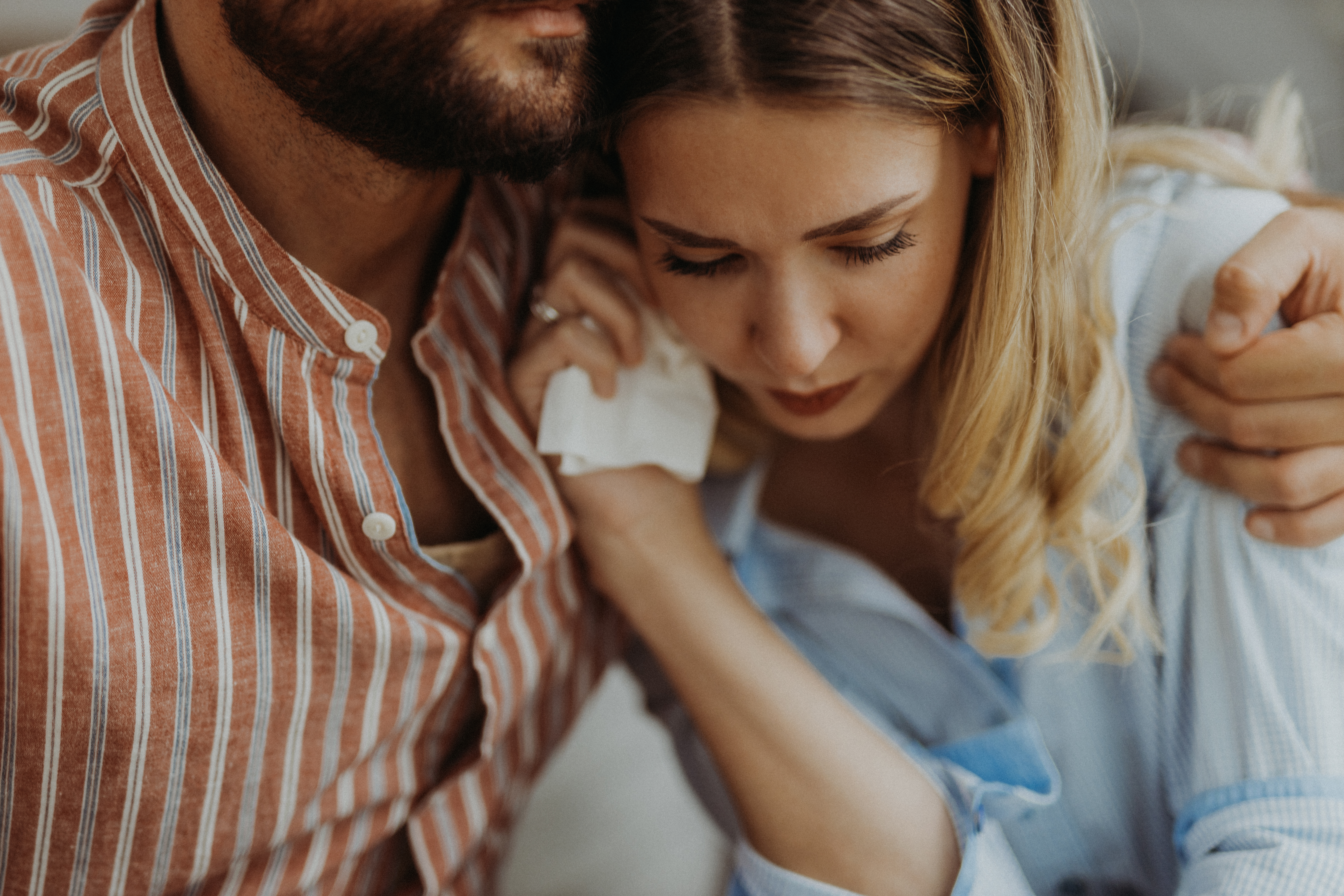 Un mari consolant sa femme déprimée | Source : Getty Images