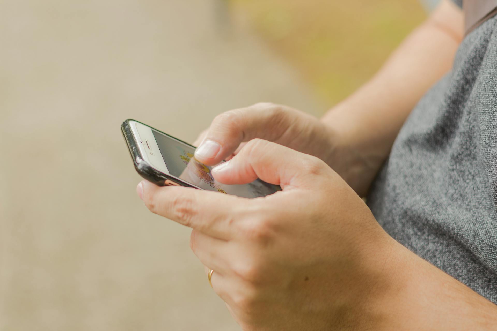 Un homme utilisant son téléphone | Source : Pexels