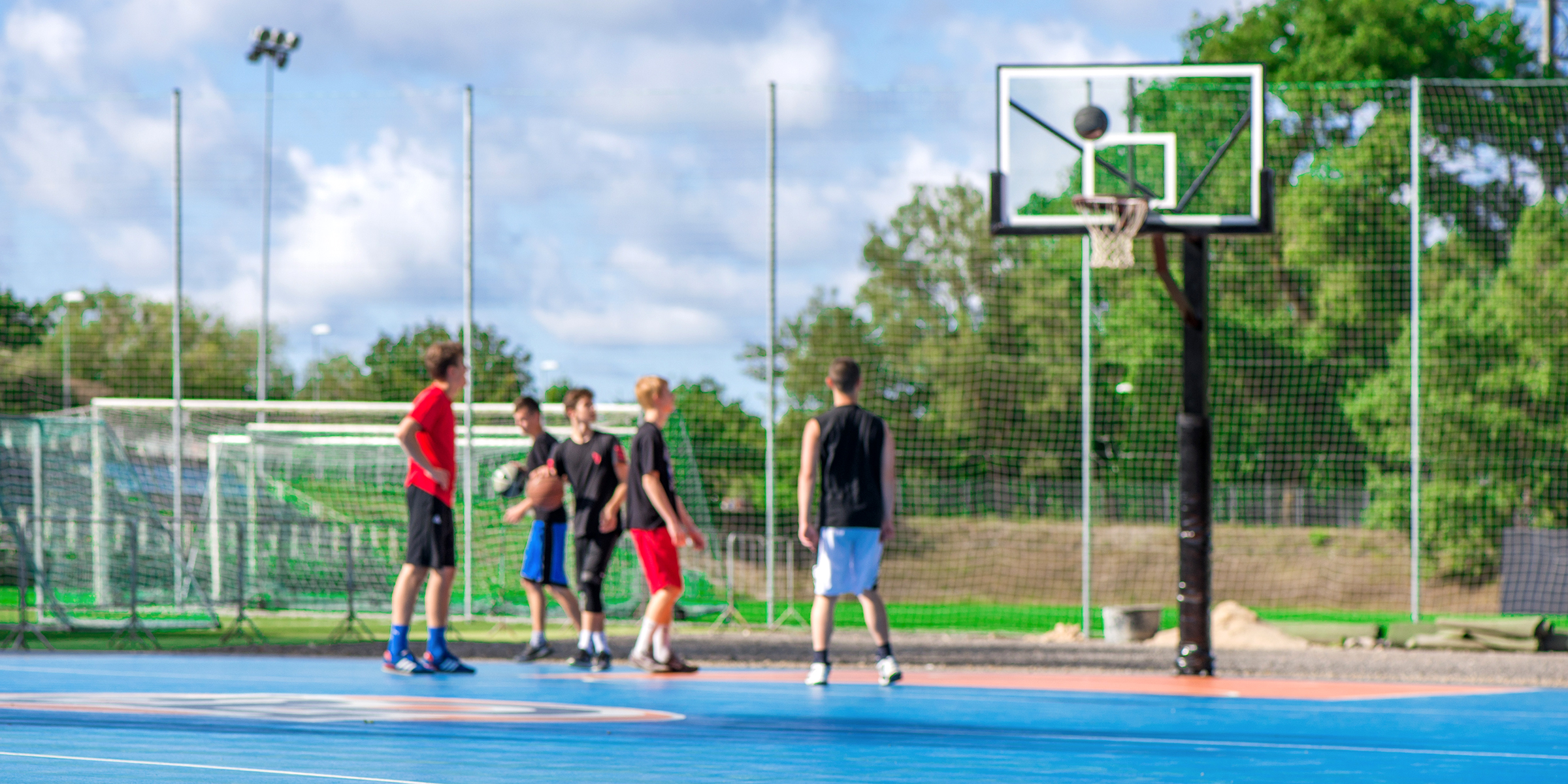 Des écoliers en train de jouer au basket-ball | Source : Shutterstock