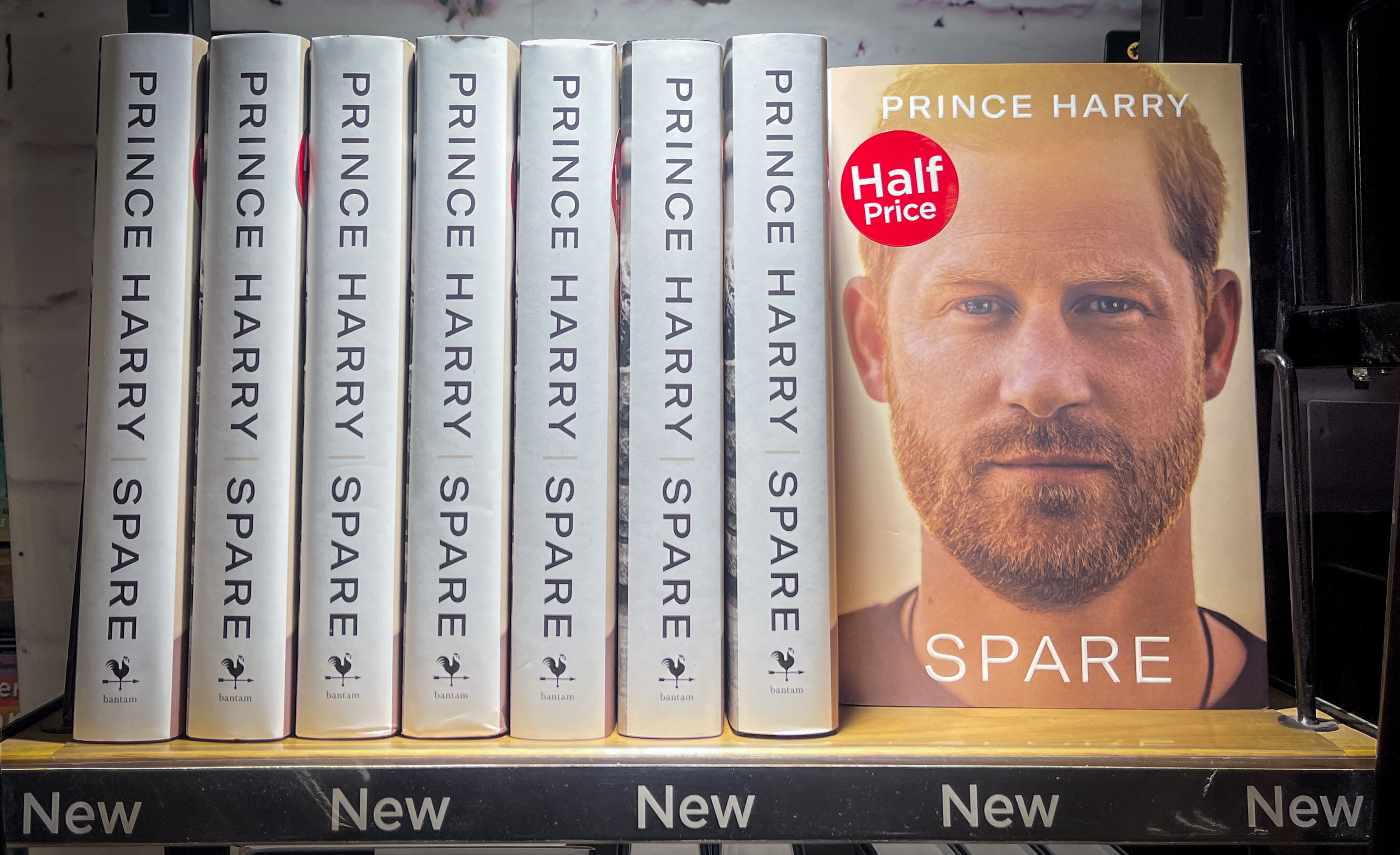 Des exemplaires de "Spare" dans une librairie de Bath, en Angleterre, le 11 janvier 2023 | Source : Getty Images