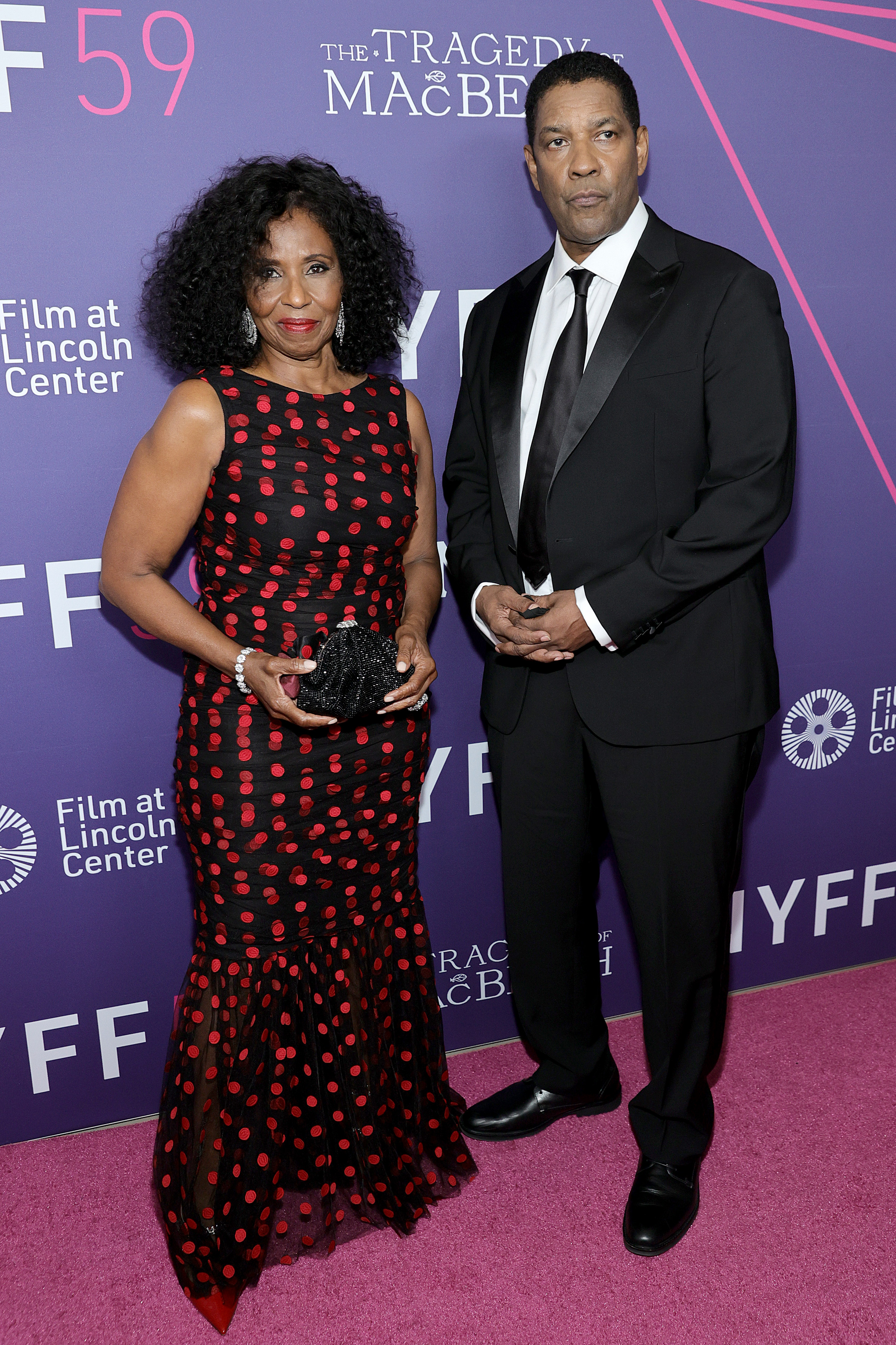 Sur le tapis rouge de « The Tragedy of Macbeth », Denzel Washington porte un smoking élégant aux côtés de Pauletta Washington. Il arbore une coupe courte et sombre, debout, l'air assuré, lors de l'événement.