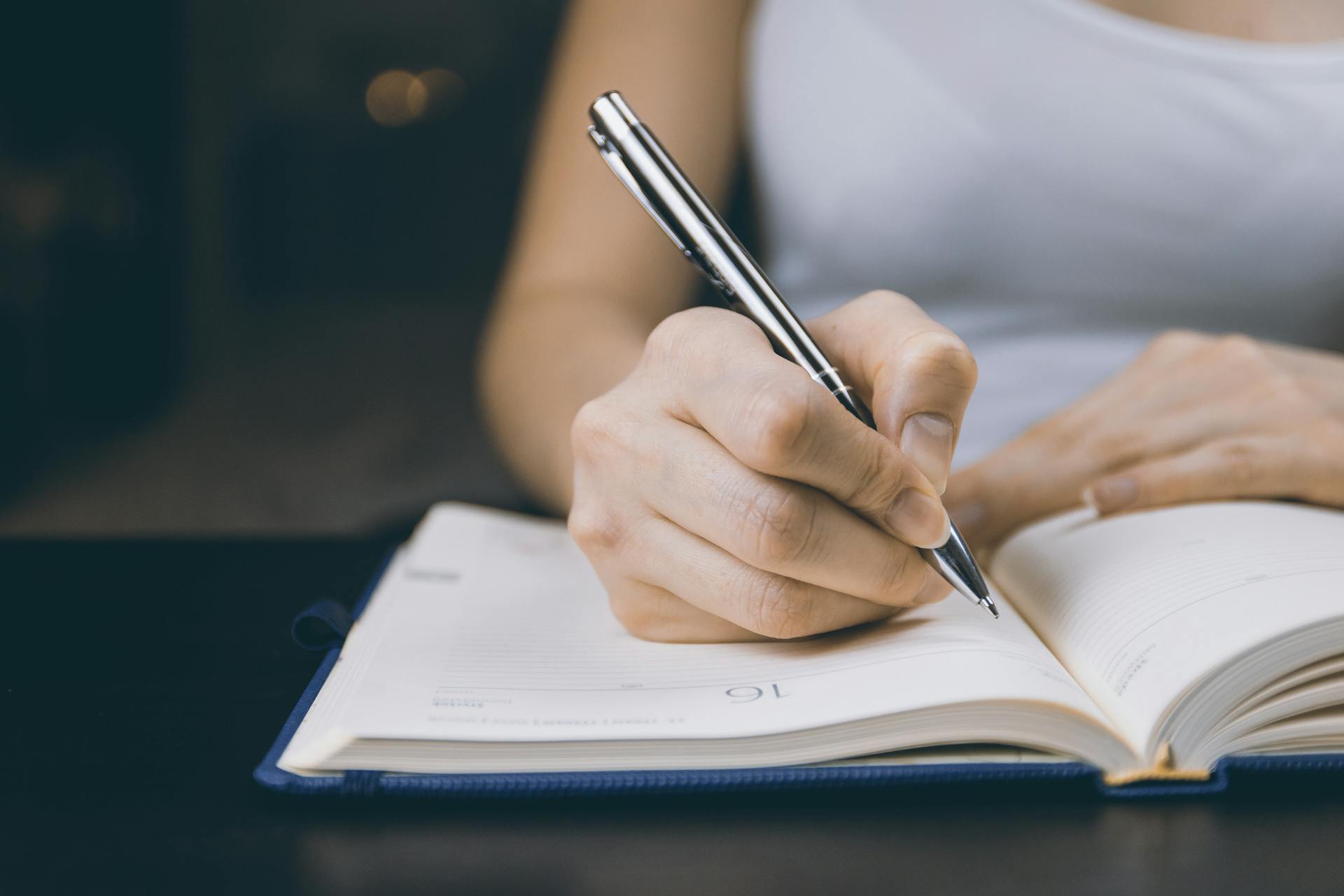 Une femme qui écrit dans un carnet | Source : Pexels