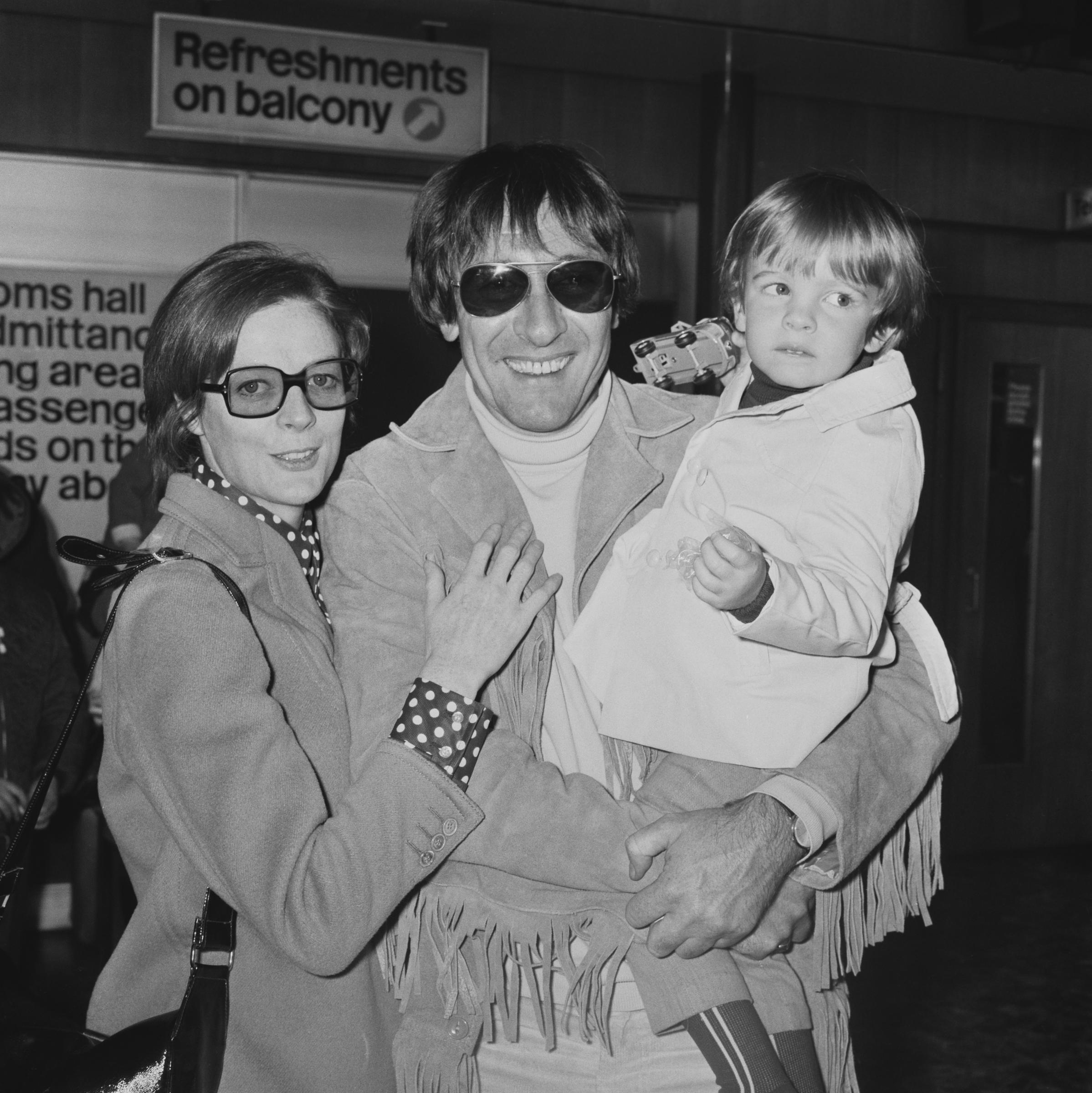 Maggie Smith, Robert Stephens et Chris Larkin photographiés le 3 mars 1970 | Source : Getty Images