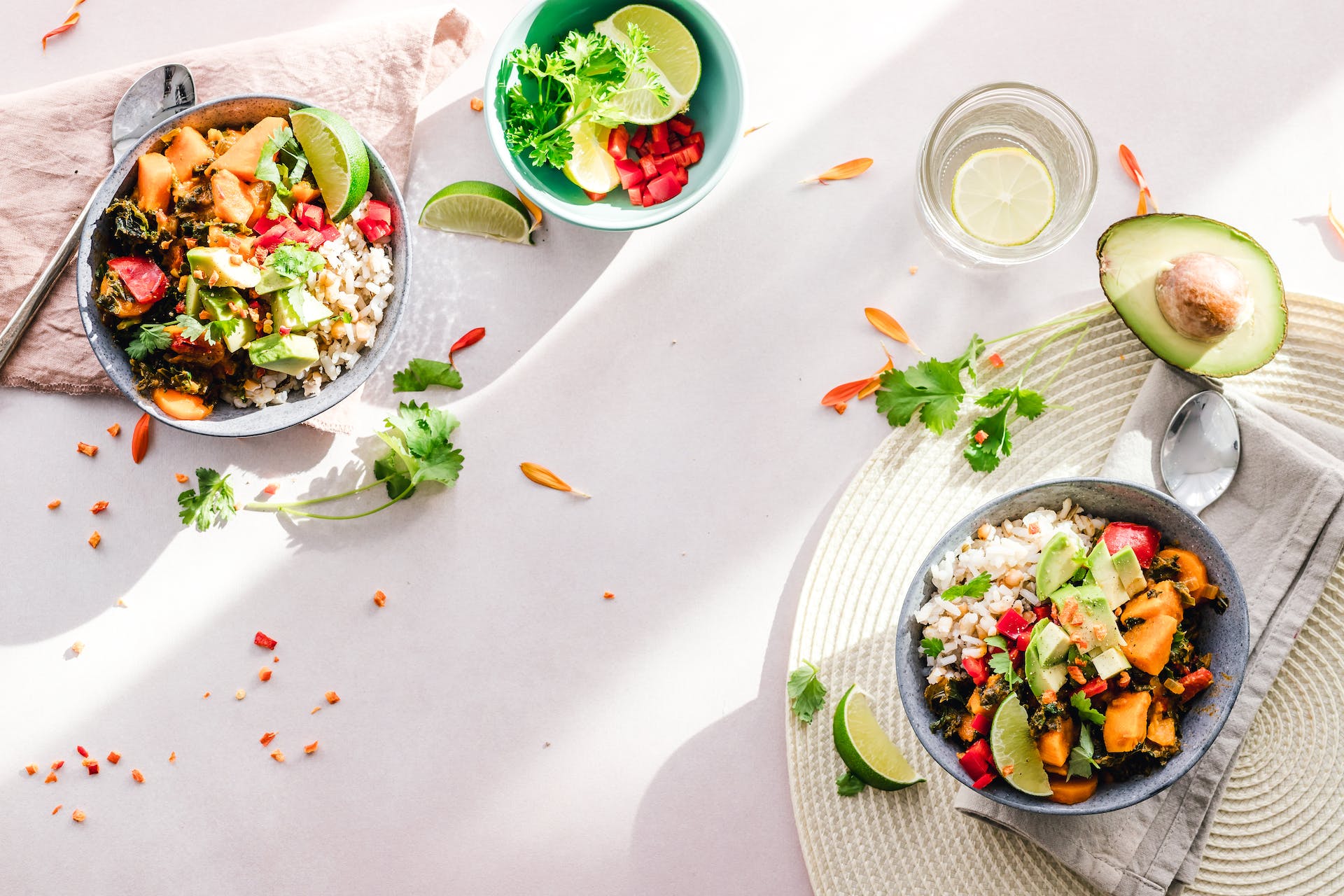 Salades de légumes chauds dans des bols | Source : Pexels