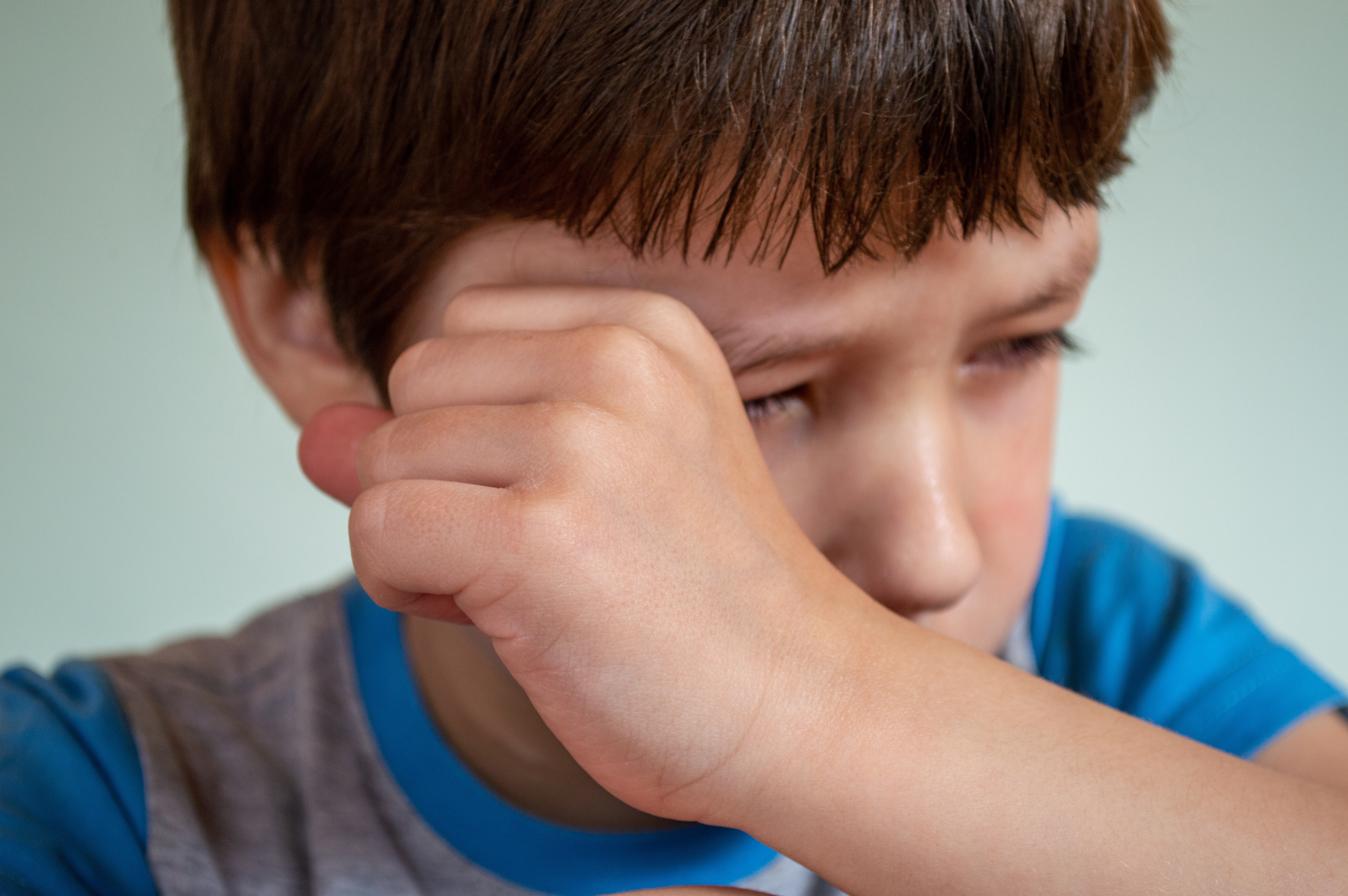 Un petit garçon qui pleure et essuie ses larmes | Source : Pexels