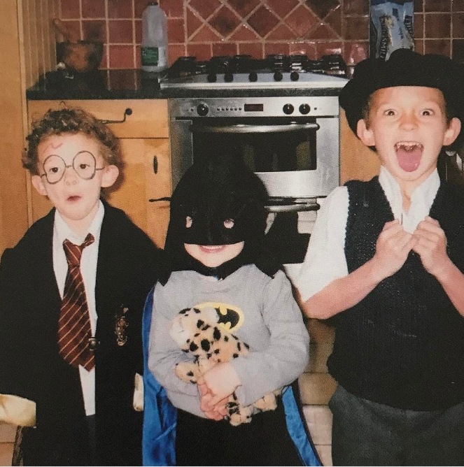 Il a grandi en tant qu'aîné d'une fratrie de quatre frères, qui étaient super proches pendant leur enfance. Sur cette photo, certains d'entre eux posent dans leurs déguisements d'Halloween : c'est une vieille photo publiée le 11 avril 2017. | Source : Instagram/tomholland2013