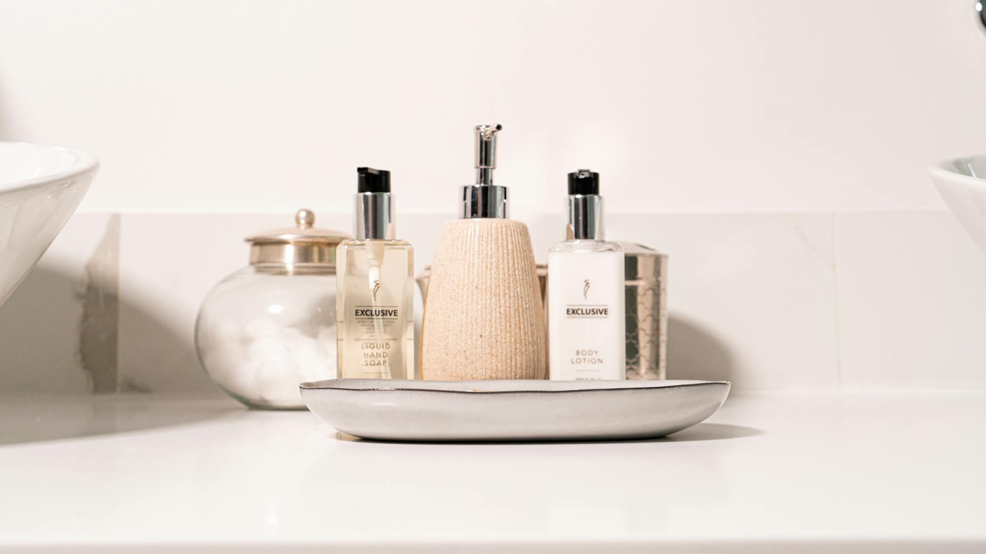 Les essentiels de la salle de bain sur un lavabo | Source : Pexels