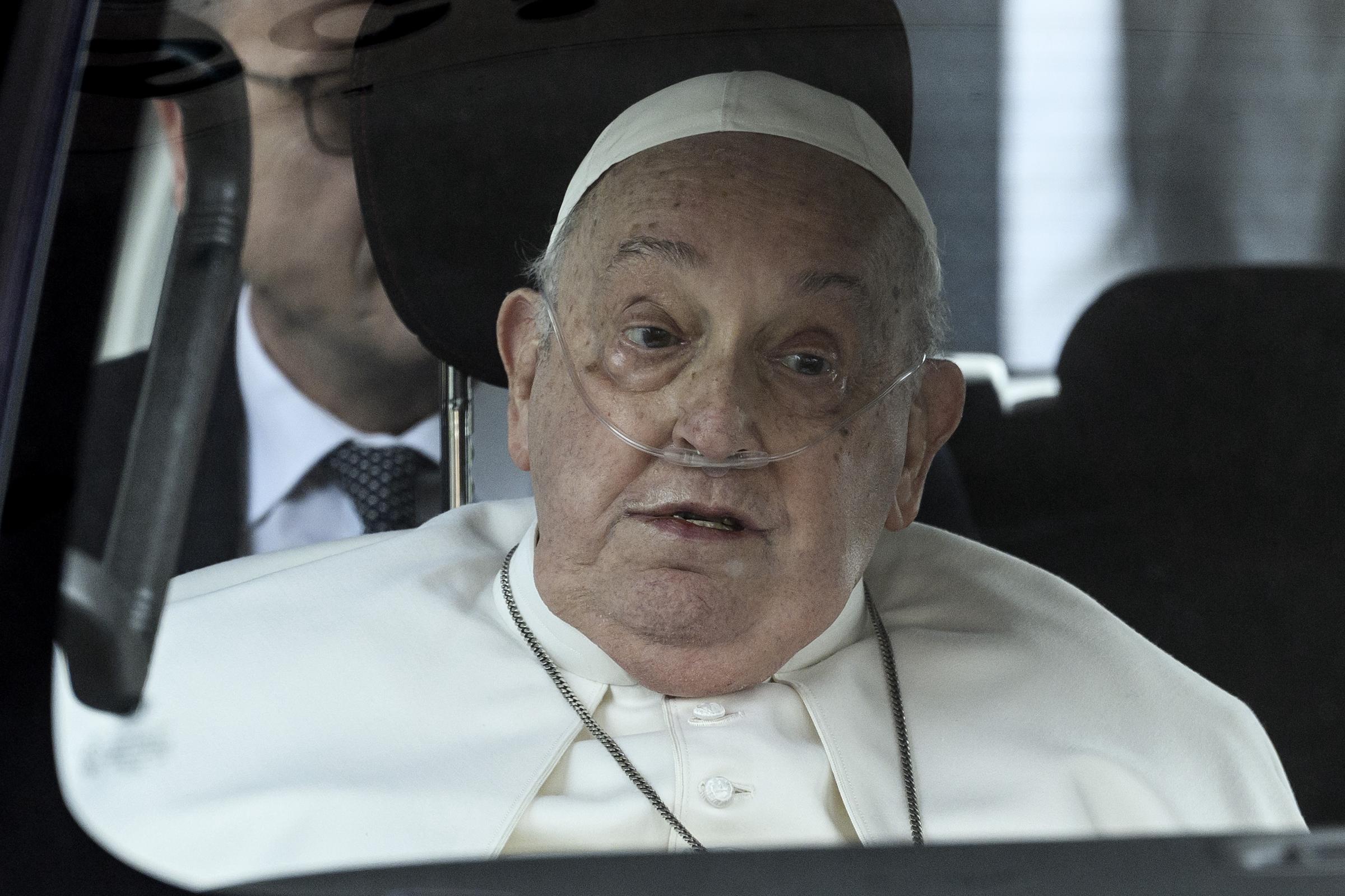 Le pape François quitte l'hôpital Gemelli, la première fois qu'il apparaît en public depuis son admission à l'hôpital, à Rome, en Italie, le 23 mars 2025 | Source : Getty Images