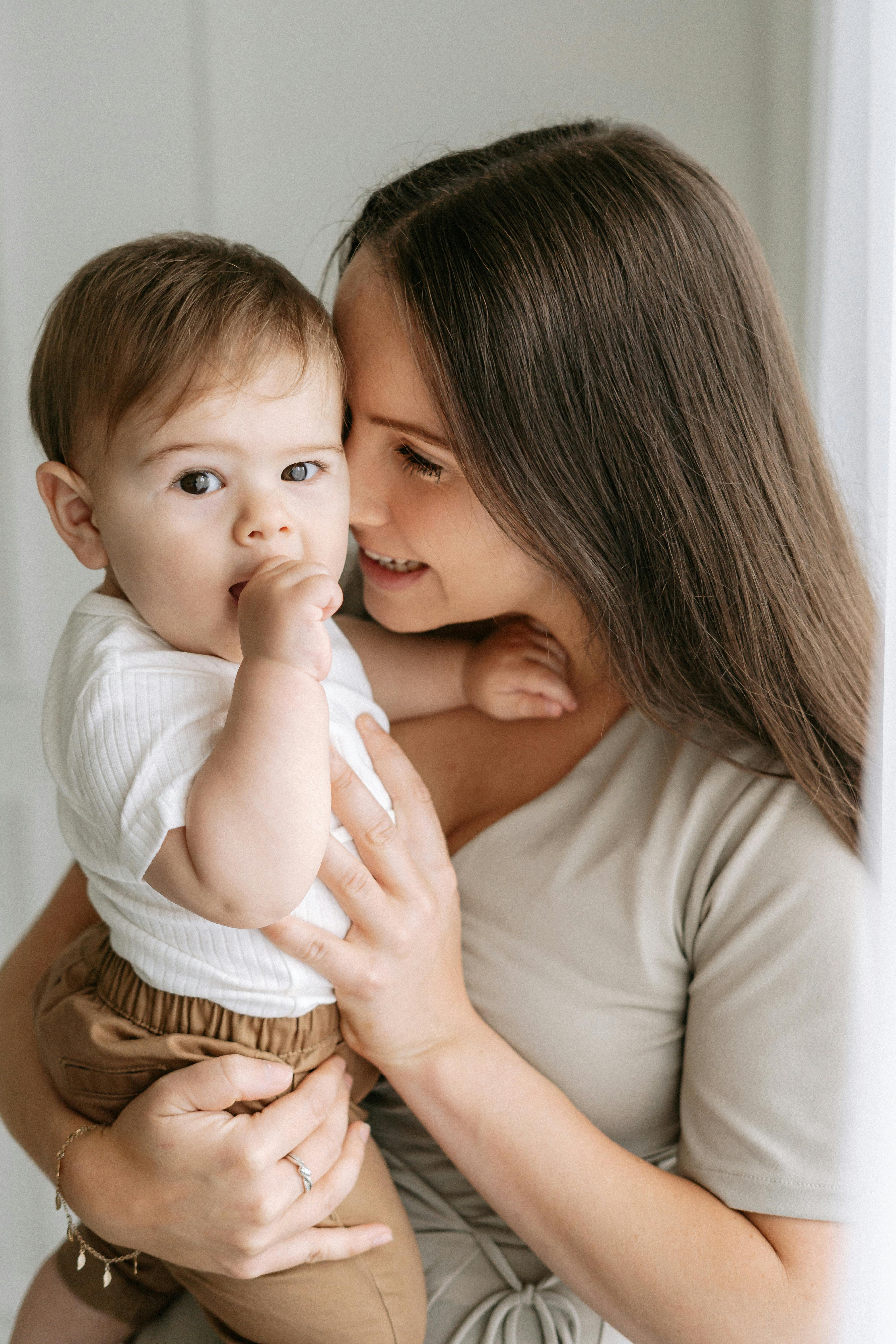 Une mère heureuse avec son enfant | Source : Pexels