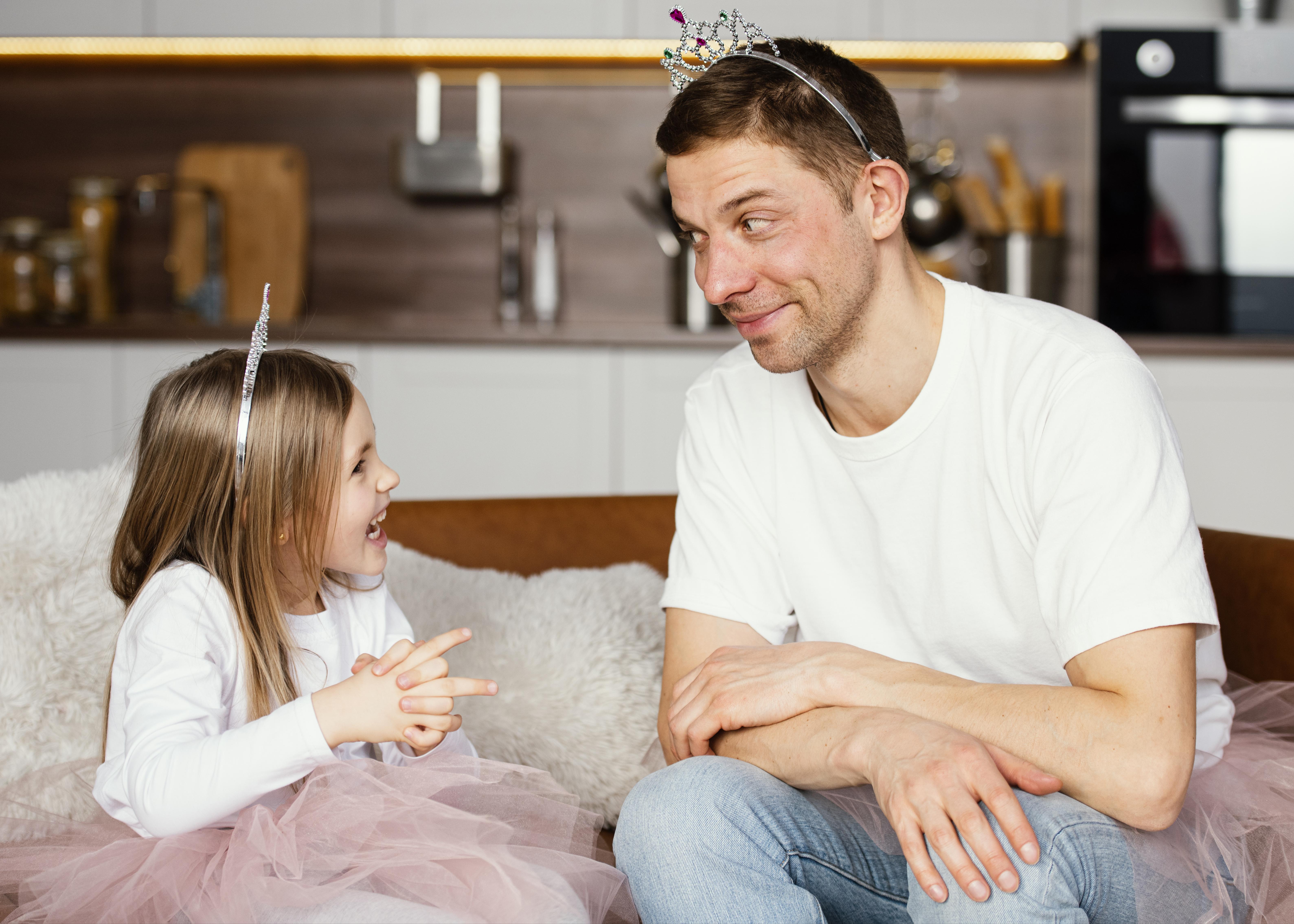 Un homme qui parle à sa jeune fille | Source : Freepik