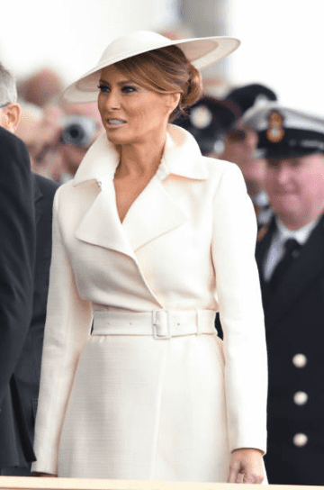 Melania Trump porte une blouse blanche de "The Row" lors de la commémoration nationale du D-Day75, le 5 juin 2019, à Portsmouth, en Angleterre | Source: Getty Images (Photo de Karwai Tang / WireImage)
