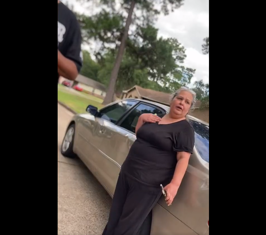 Janie Santana s'adressant à des voisins pour leur dire qu'elle est suspectée dans l'affaire de la disparition de son fils, le 6 juillet 2023 à Houston | Source : Twitter/KPRC 2 Corley Peel