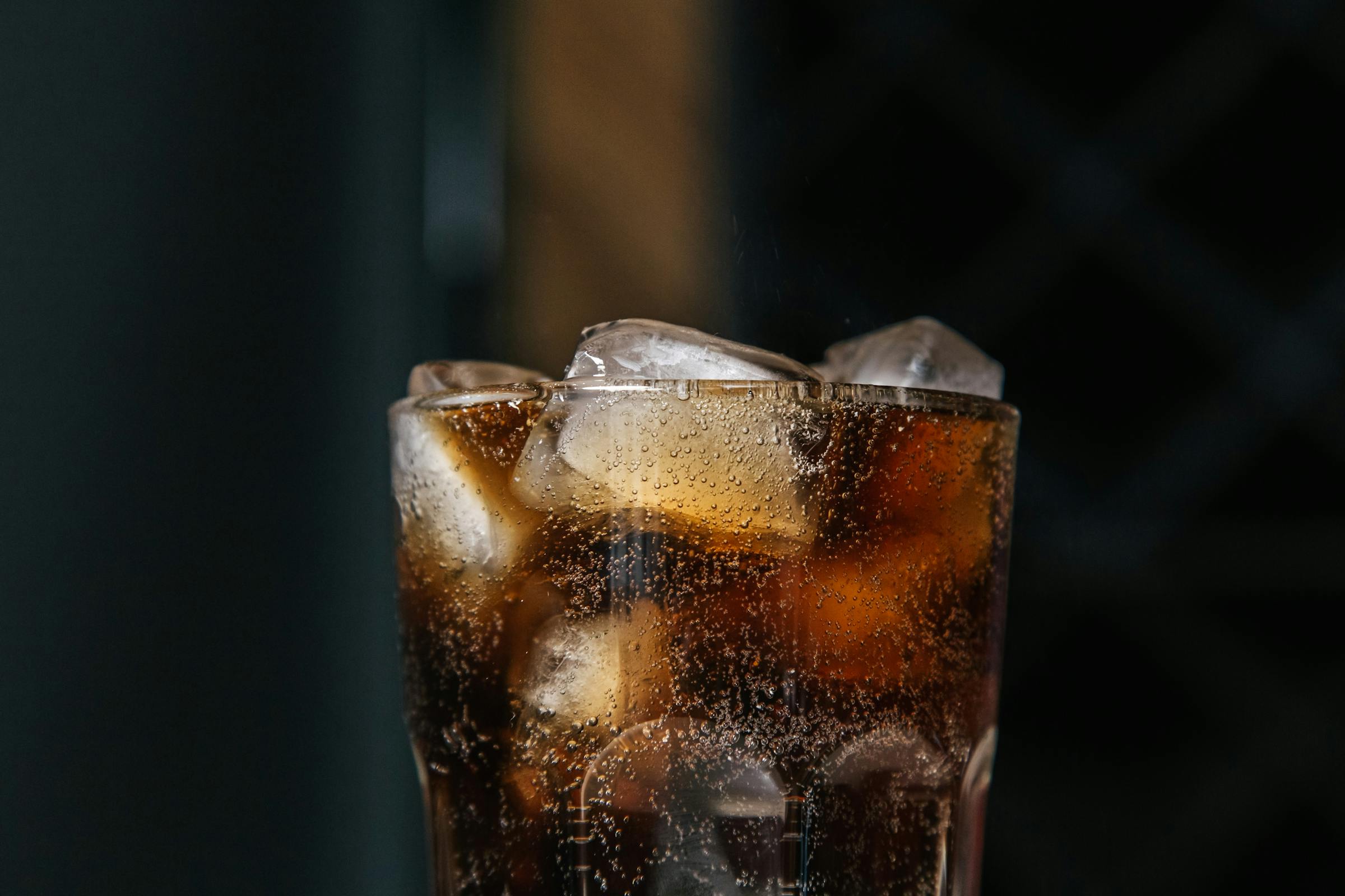 A glass of soda with ice cubes | Source: Pexels