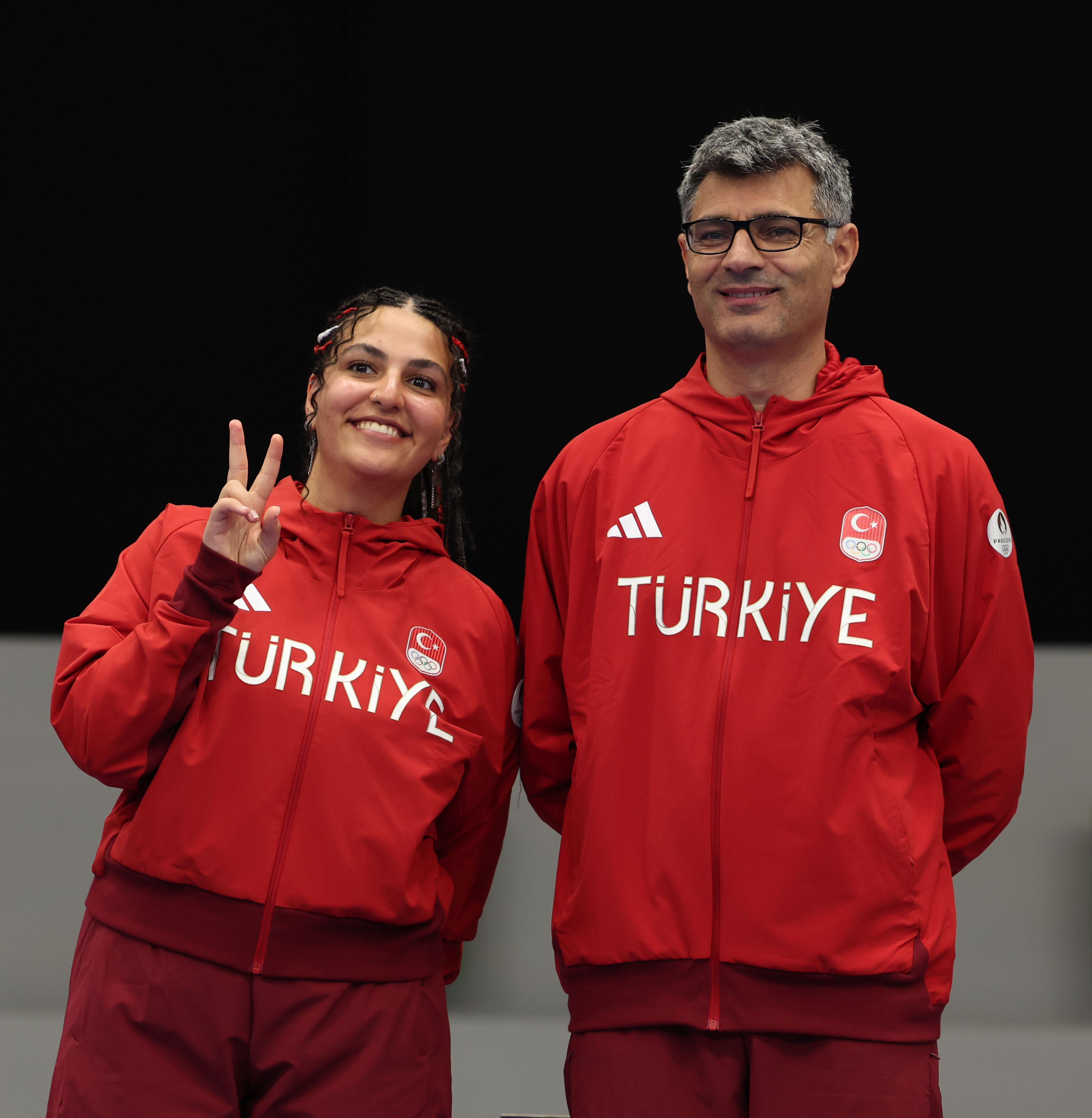 Sevval Ilayda Tarhan et Yusuf Dikeç de l'équipe de Turquie posent sur le podium lors de la cérémonie de remise des médailles de l'équipe mixte de tir au pistolet à air comprimé 10 m aux Jeux olympiques de Paris, le 30 juillet 2024, à Châteauroux, France | Source : Getty Images