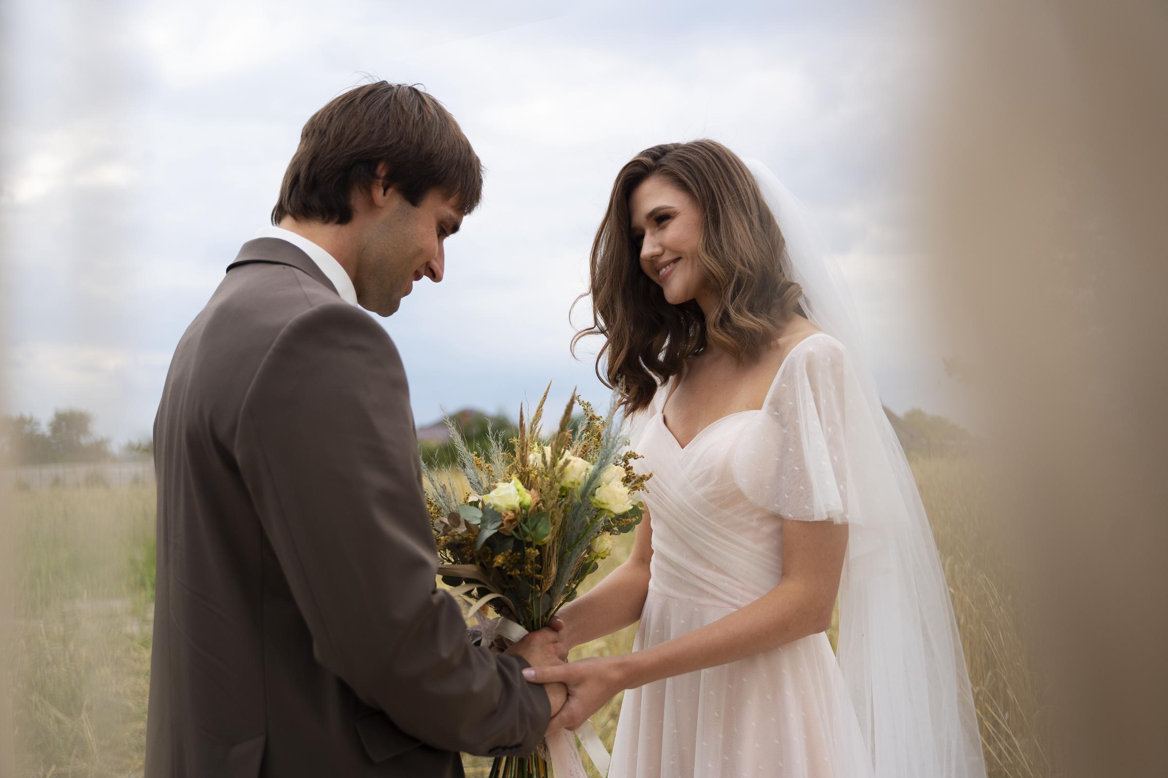 Un marié timide et une mariée souriante | Source : Freepik