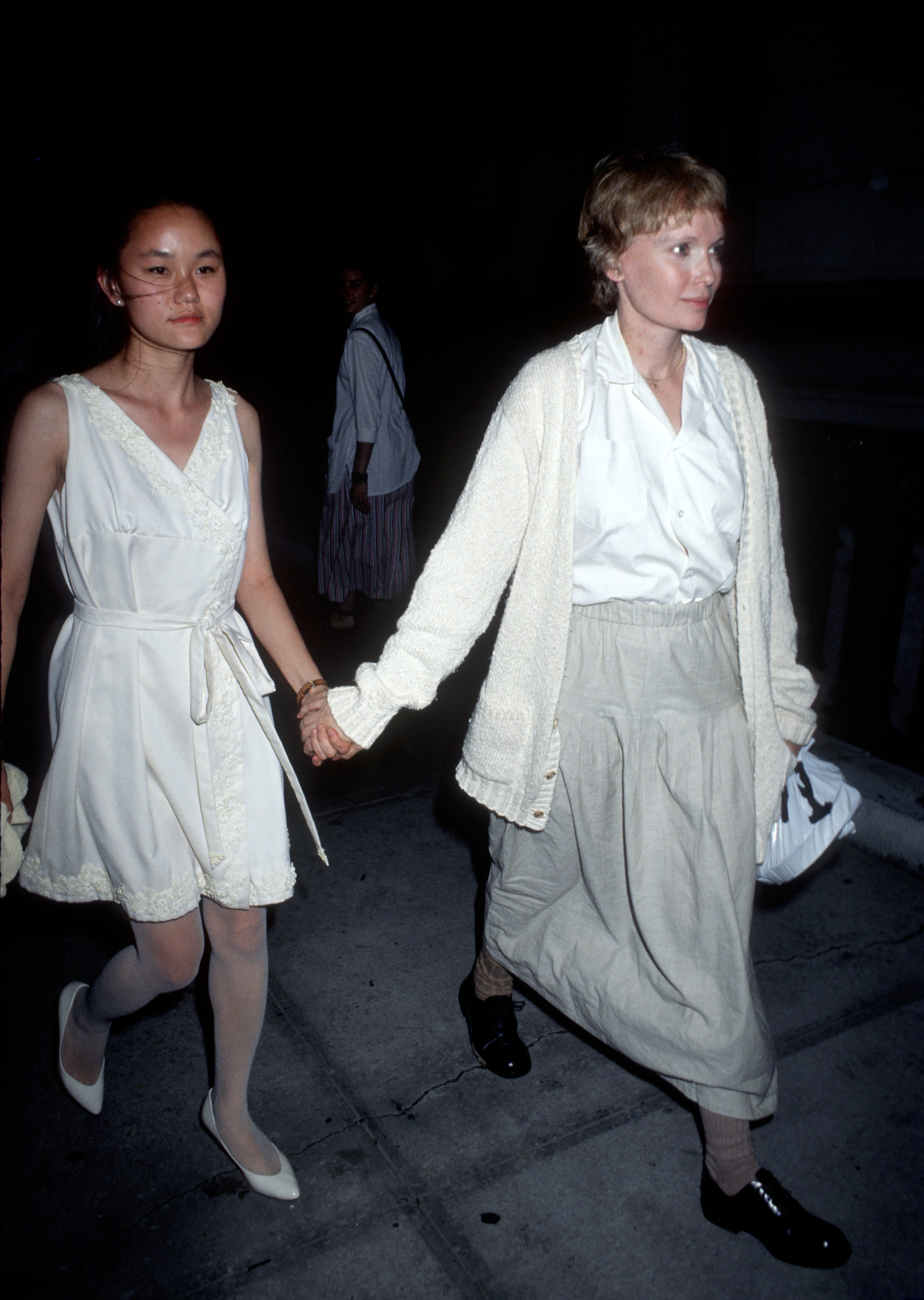 Soon-Yi Previn et Mia Farrow devant l'appartement de cette dernière à New York le 12 juin 1991. | Source : Getty Images : Getty Images