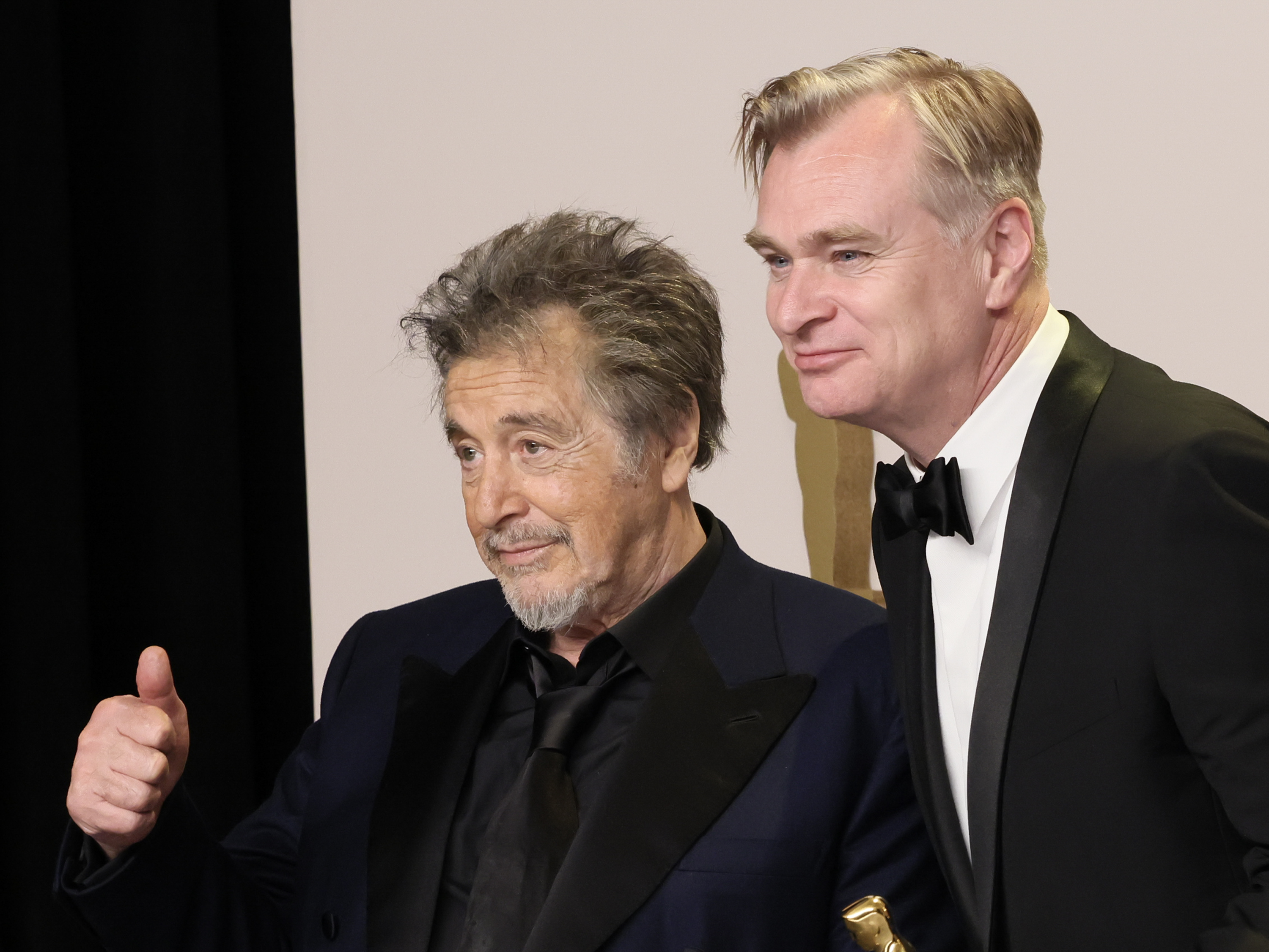 Christopher Nolan pose avec Al Pacino lors de la 96e cérémonie annuelle des Oscars le 10 mars 2024 à Hollywood, Californie | Source : Getty Images