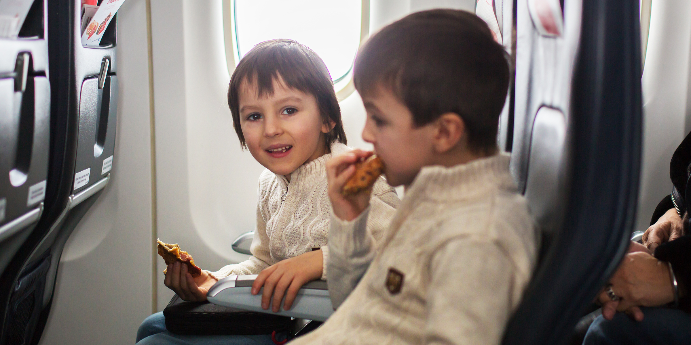 Enfants dans un avion | Source : Shutterstock