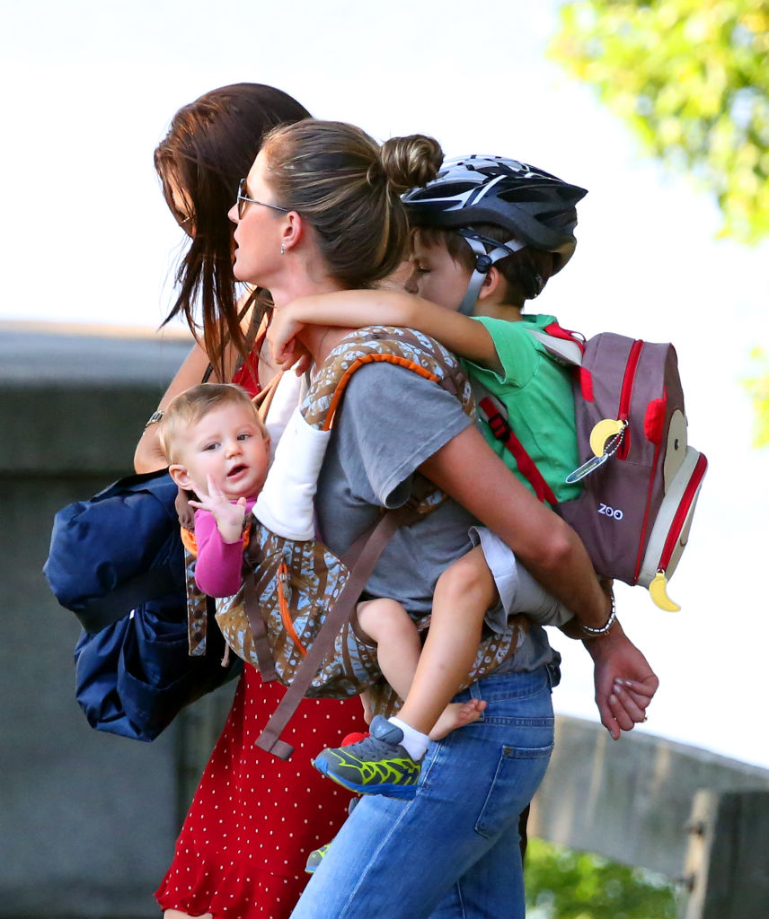Gisele Bundchen est vue portant ses enfants, Benjamin Brady et Vivan Brady, le 30 août 2013 à Boston, Massachusetts. (Photo by Stickman/Bauer-Griffin/GC Images)