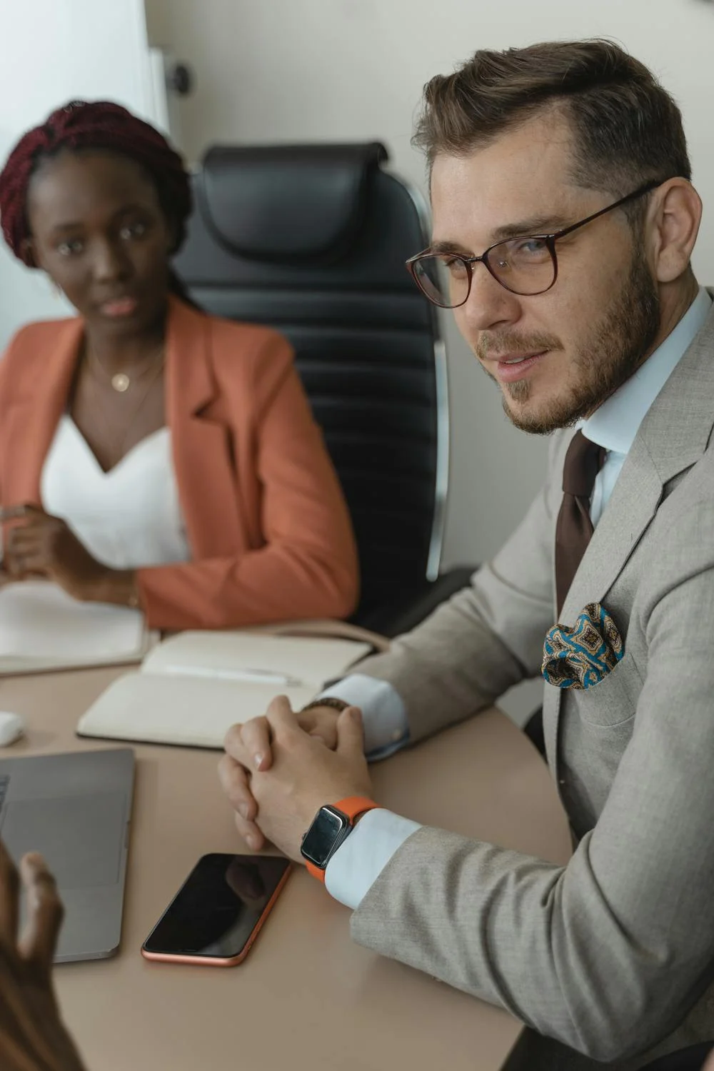 Un patron qui parle à son employé | Source : Pexels