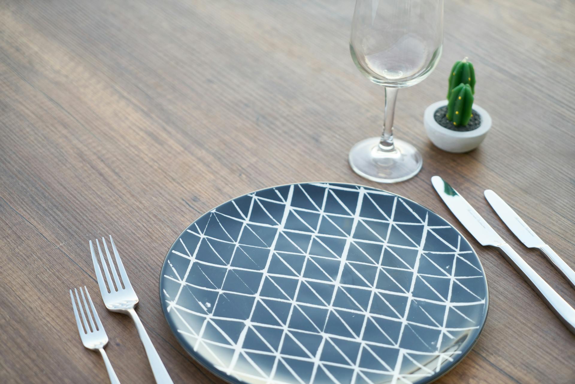 Une assiette et de l'argenterie sur une table | Source : Pexels