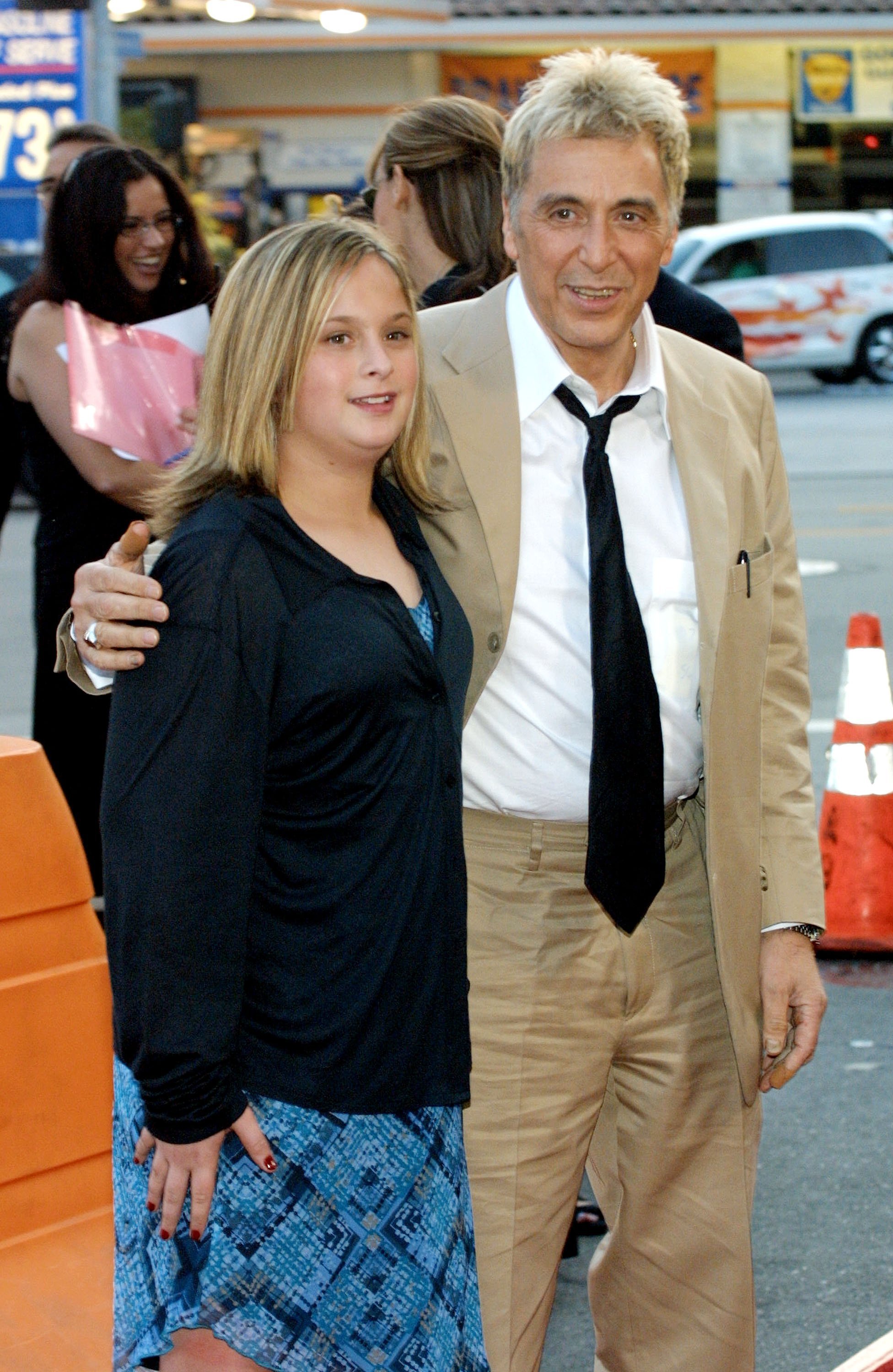 Al Pacino et sa fille lors de la première de "Simone" à Los Angeles, Californie le 13 août 2002. | Photo : Getty Images