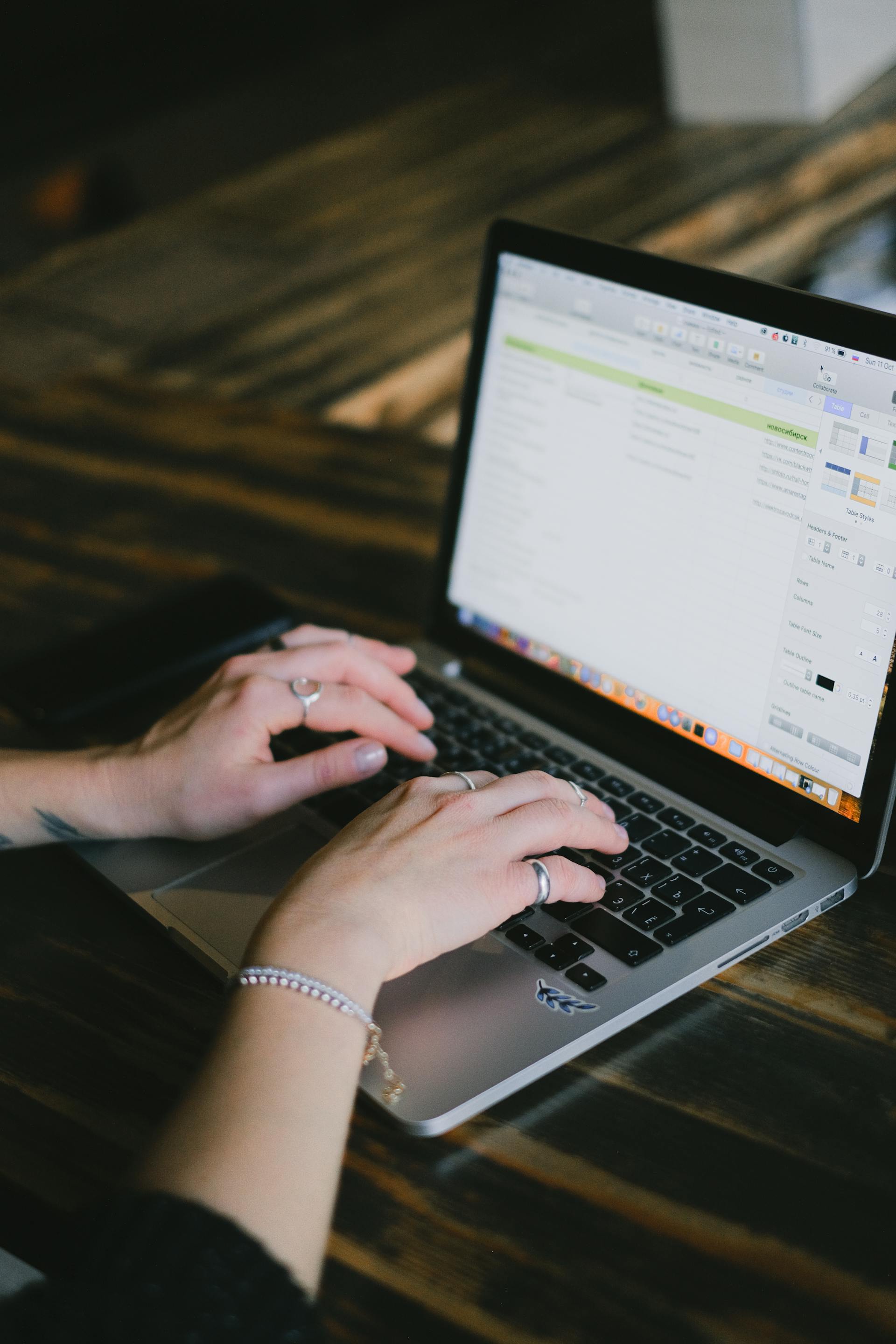 Gros plan sur une femme travaillant sur son ordinateur portable | Source : Pexels