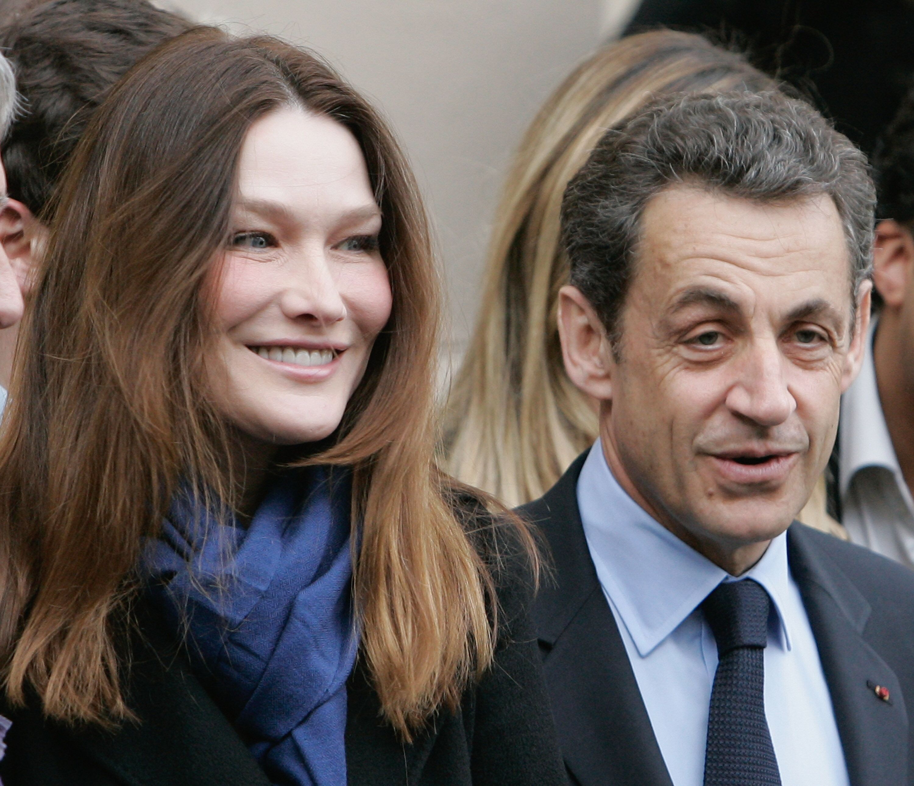Nicolas Sarkozy et son épouse Carla Bruni-Sarkozy apparaissent après avoir voté au Lycée Jean De La Fontaine  à Paris, France. | Photo : Getty Images