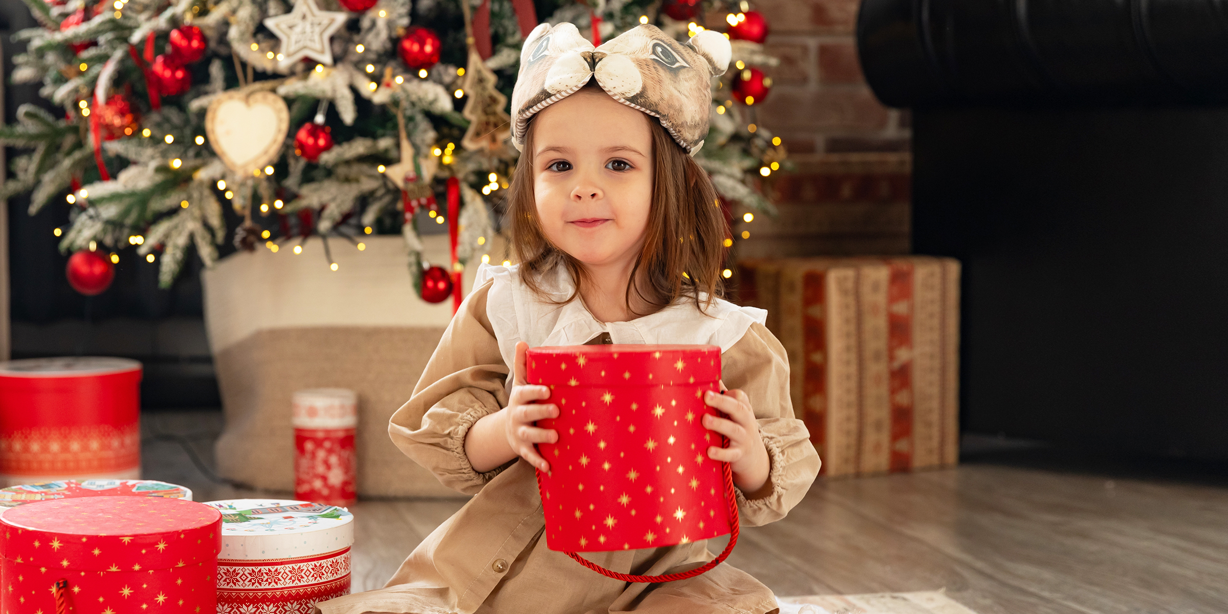 Une fille tenant ses cadeaux de Noël | Source : Shutterstock