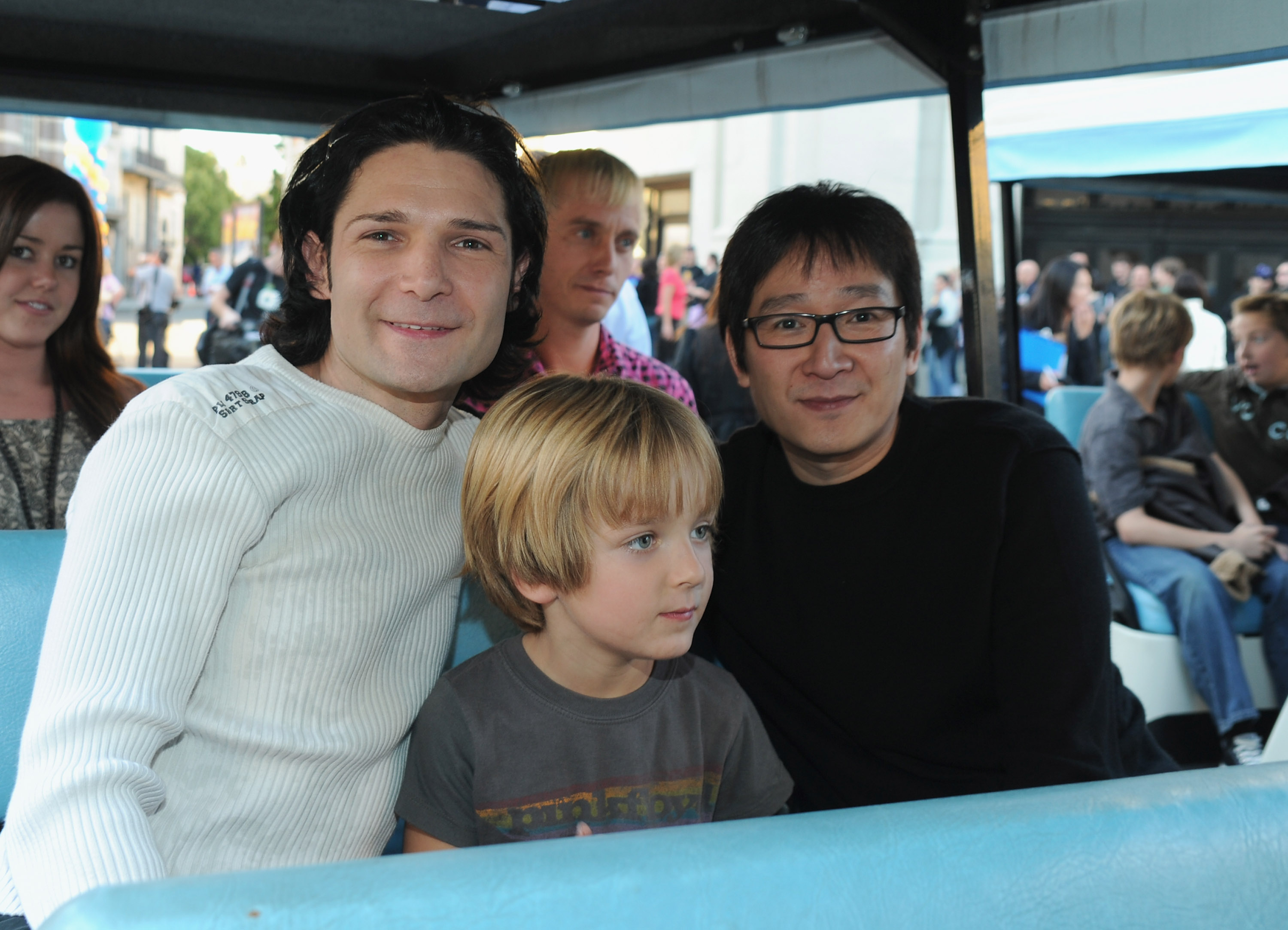 Corey Feldman, Zen Scott Feldman et Ke Huy Quan lors de la célébration du 25e anniversaire des Goonies par Warner Bros. le 27 octobre 2010 à Burbank, en Californie. | Source : Getty Images