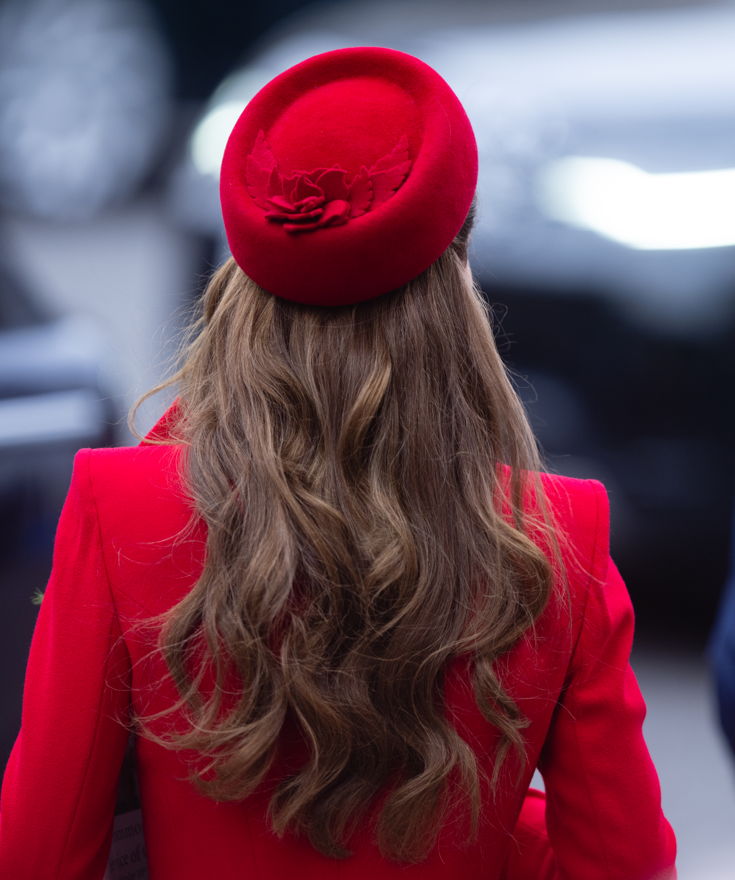 Vue arrière de la robe rouge de la princesse Catherine et de son chapeau à oreillettes assorti, lors de sa participation à la célébration du Jour du Commonwealth à l'abbaye de Westminster, le 10 mars 2025, à Londres, Angleterre | Source : Getty Images