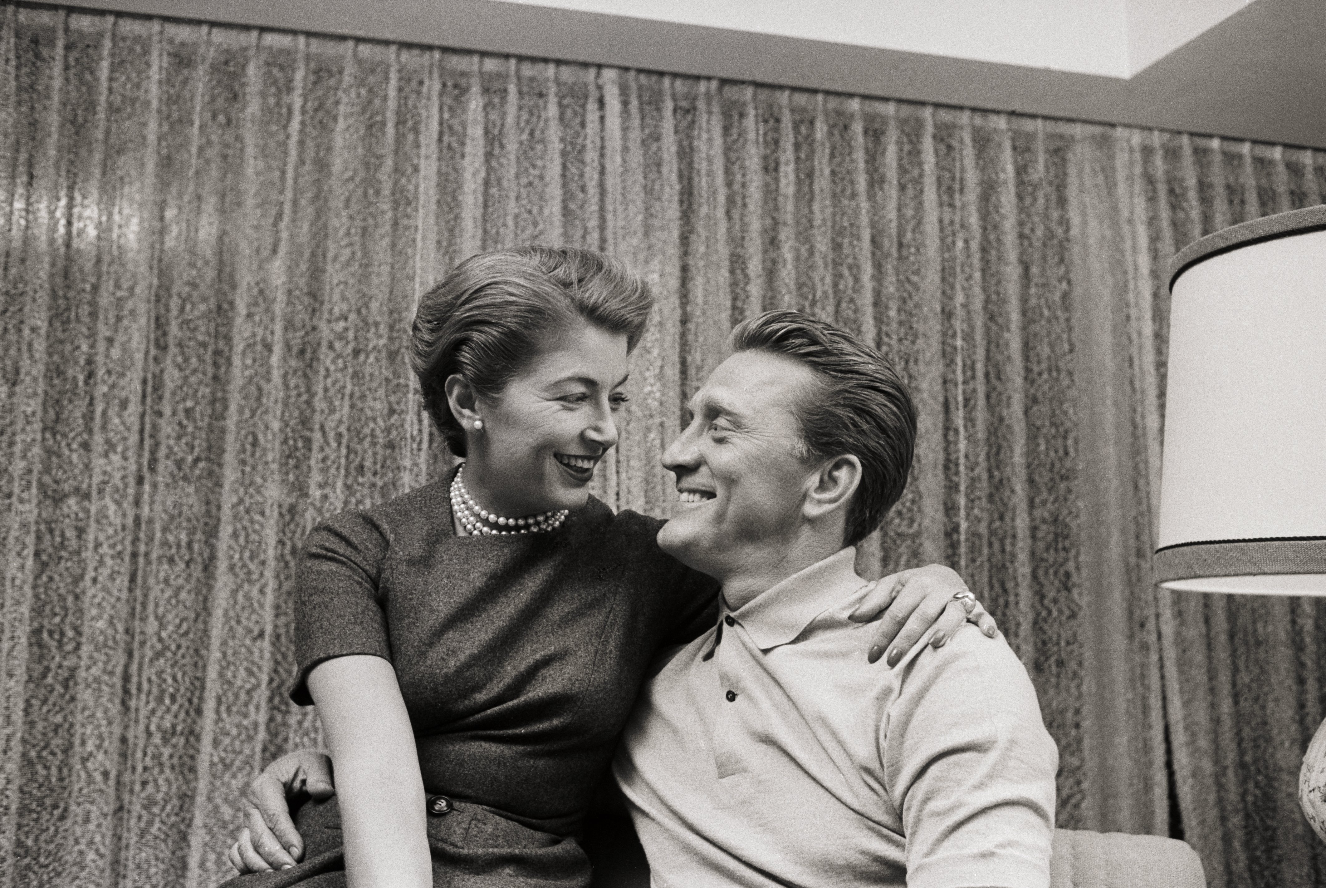 Kirk Douglas et son épouse Anne Douglas se regardent sur une photo portrait. | Photo : Getty Images
