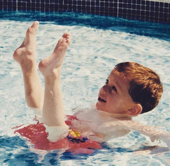 Même si ça lui a demandé du travail, on voyait bien dès son plus jeune âge qu’il était fait pour l’acrobatie. Sur cette photo, on le voit poser enfant dans une piscine, une image d’époque publiée le 11 juillet 2017. | Source : Instagram/tomholland2013