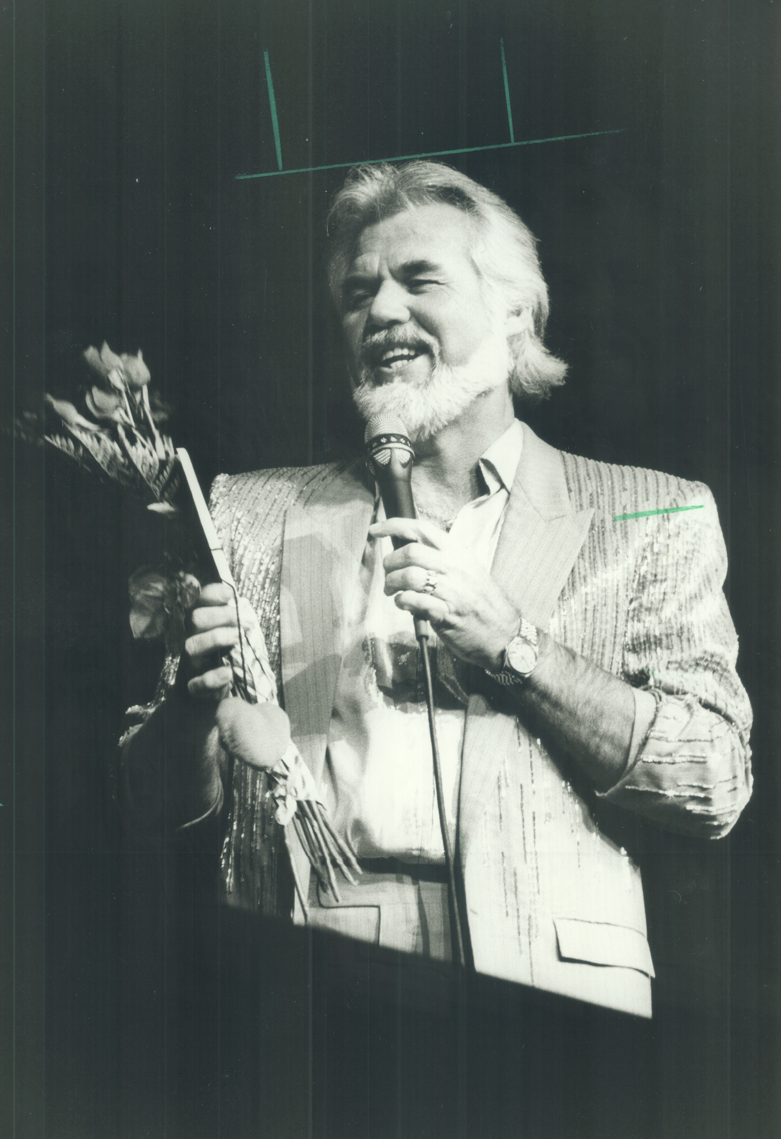 Le musicien à la tribune de l'Exposition nationale canadienne chantant les chansons qu'il aime le 22 août 1985 | Source : Getty Images
