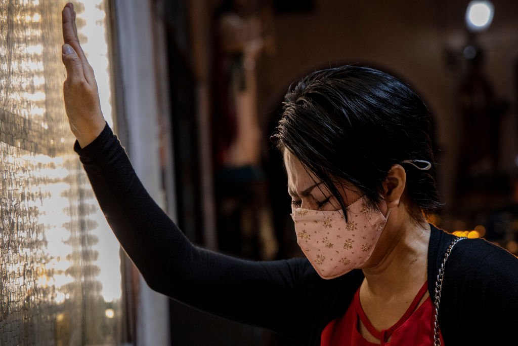 Une femme portant son cache-nez. | Photo : Getty Images