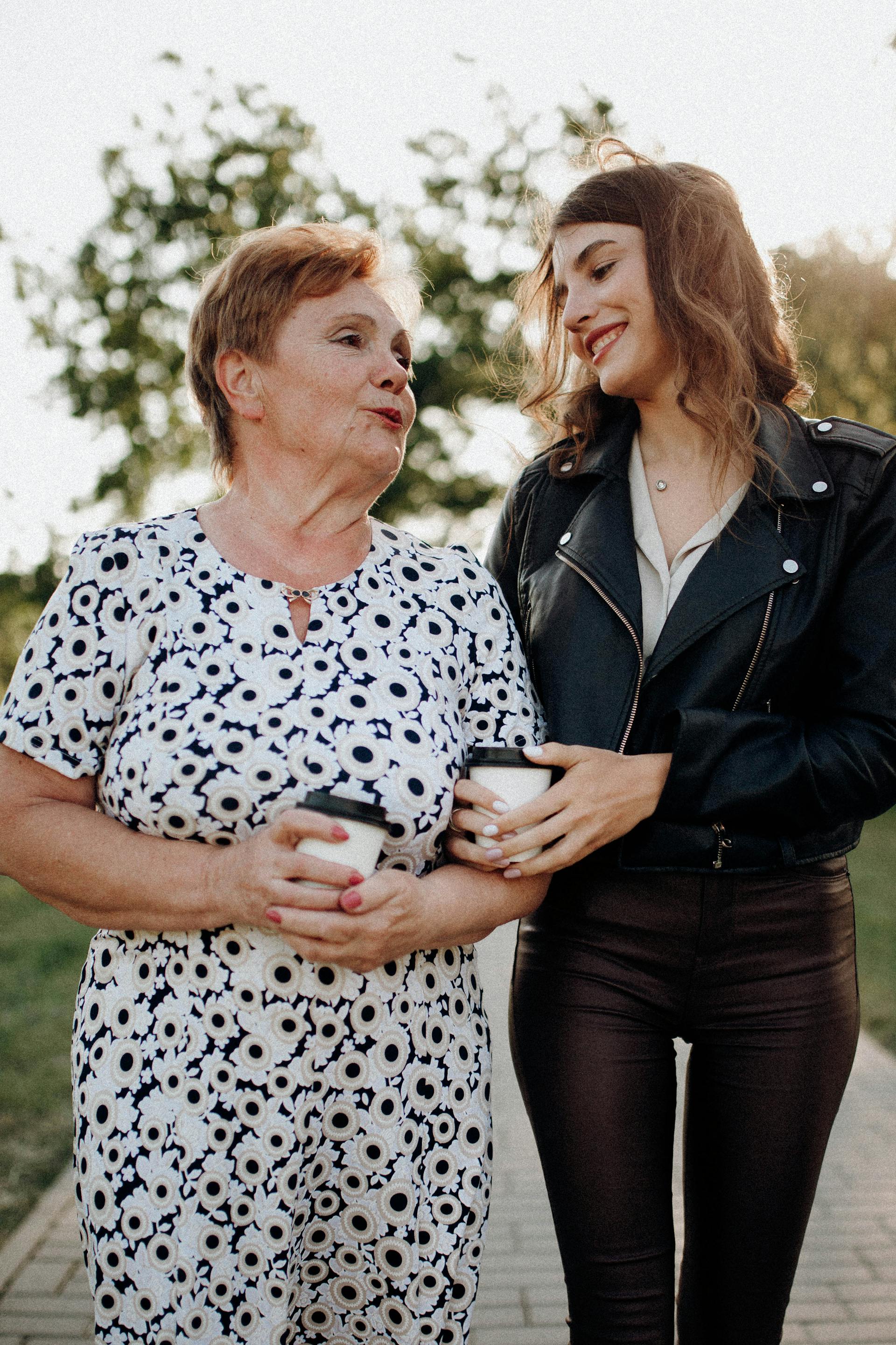 Une femme parlant à sa fille à l'extérieur | Source : Pexels