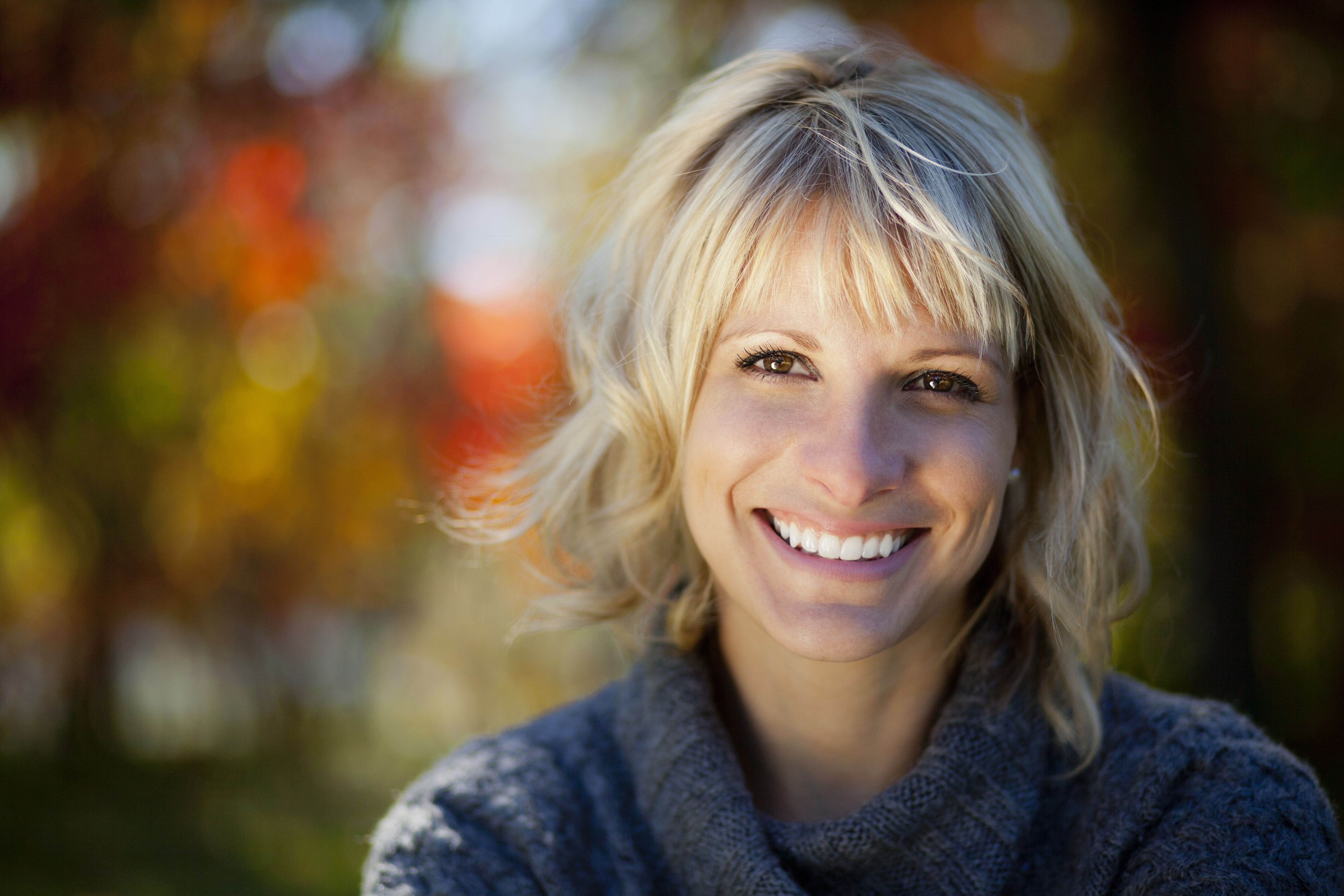 Une femme souriant. l Source : Shutterstock