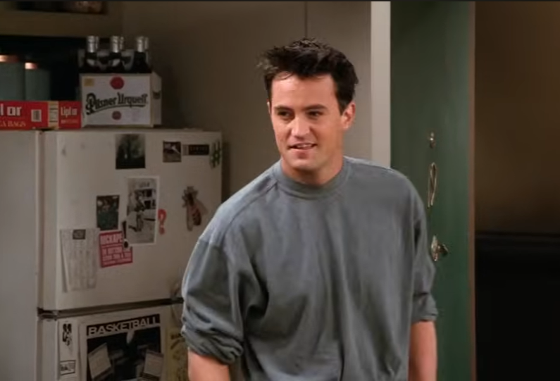 Matt LeBlancMatthew Perry dans le rôle de Chandler Bing dans la sitcom, "Friends" à partir d'une vidéo datée du 29 mai 2022 | Source : YouTube/@warnerbrostv