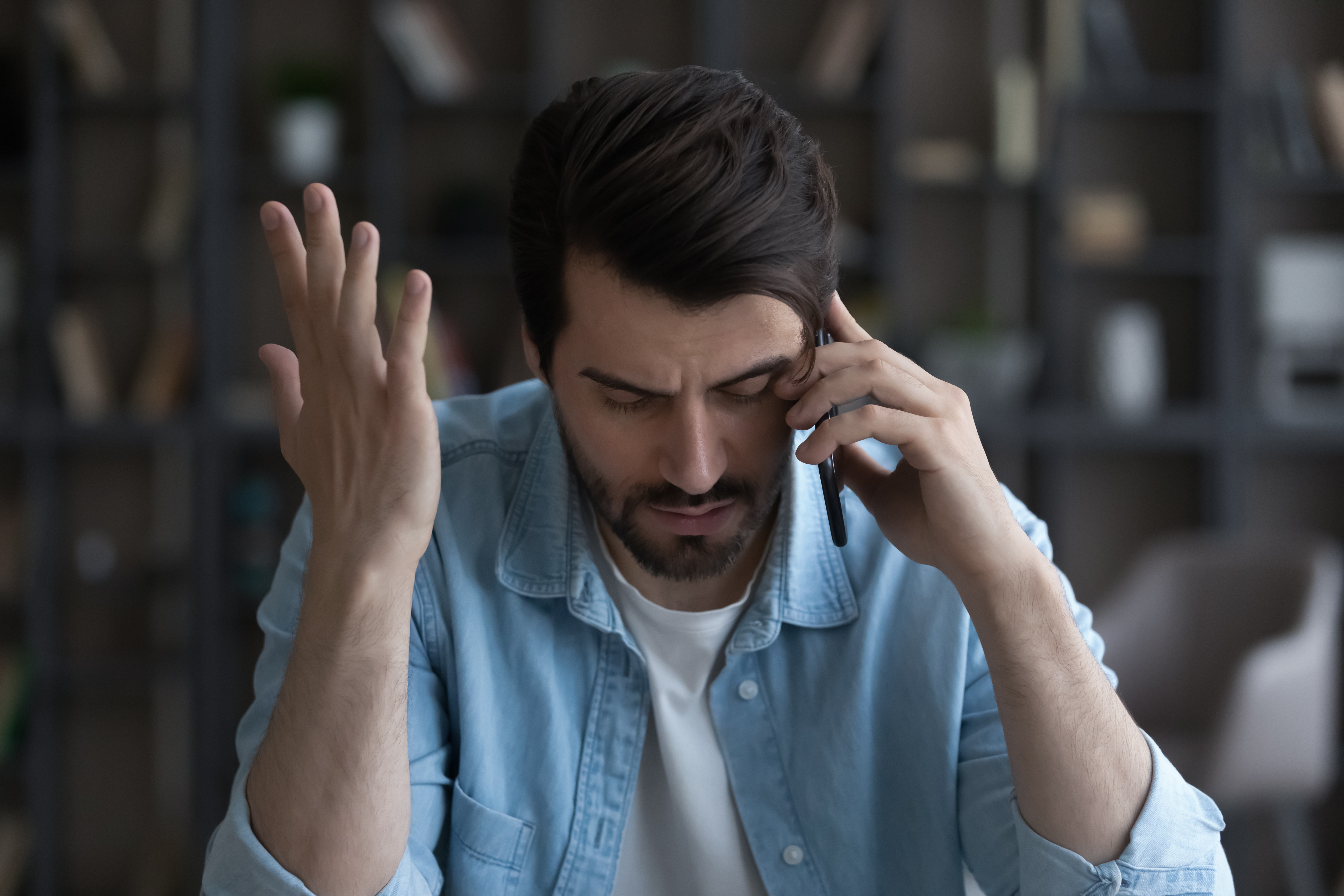 Un homme stressé au téléphone | Source : Shutterstock