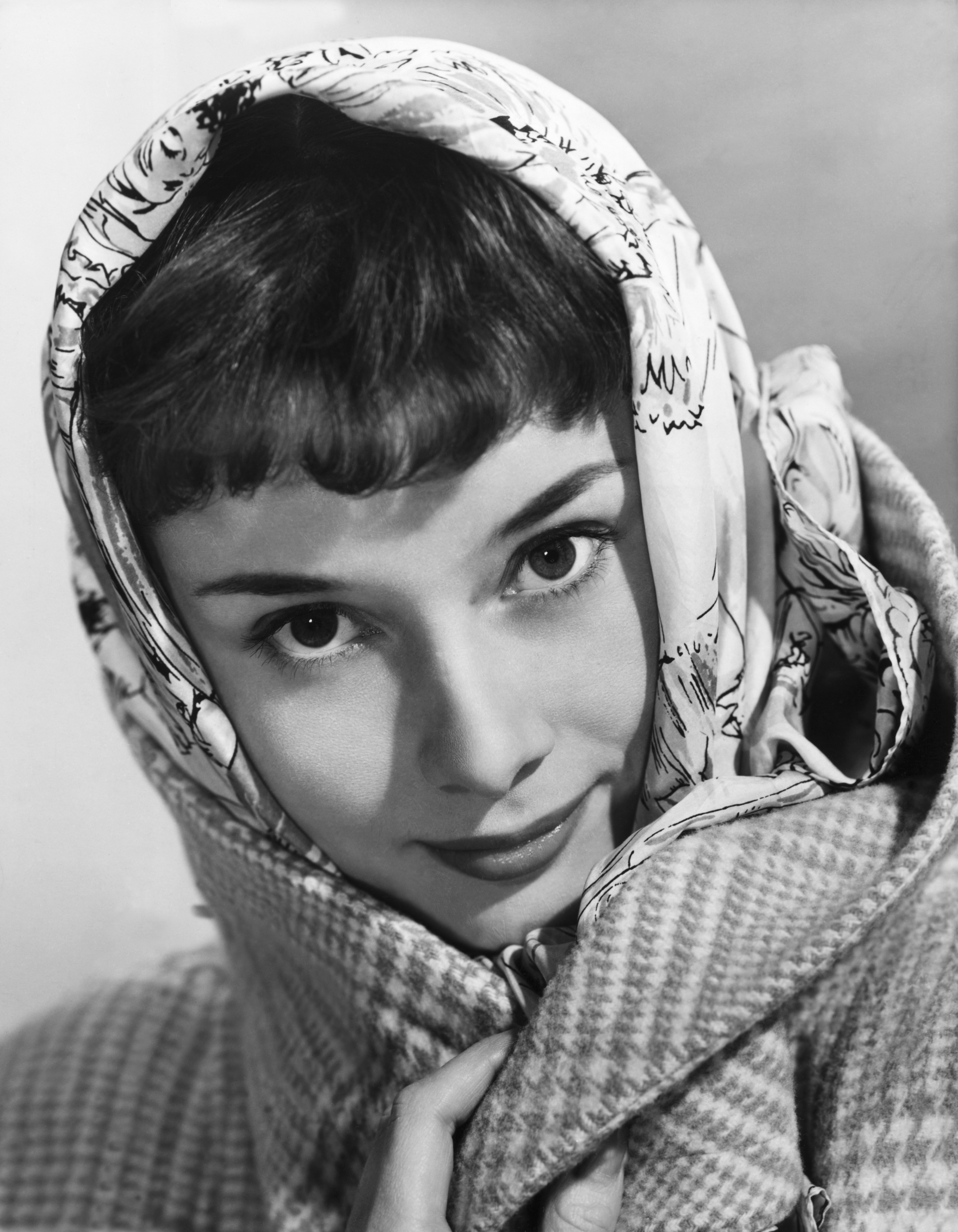 Audrey Hepburn photo non datée portant un manteau et une écharpe | Source : Getty Images