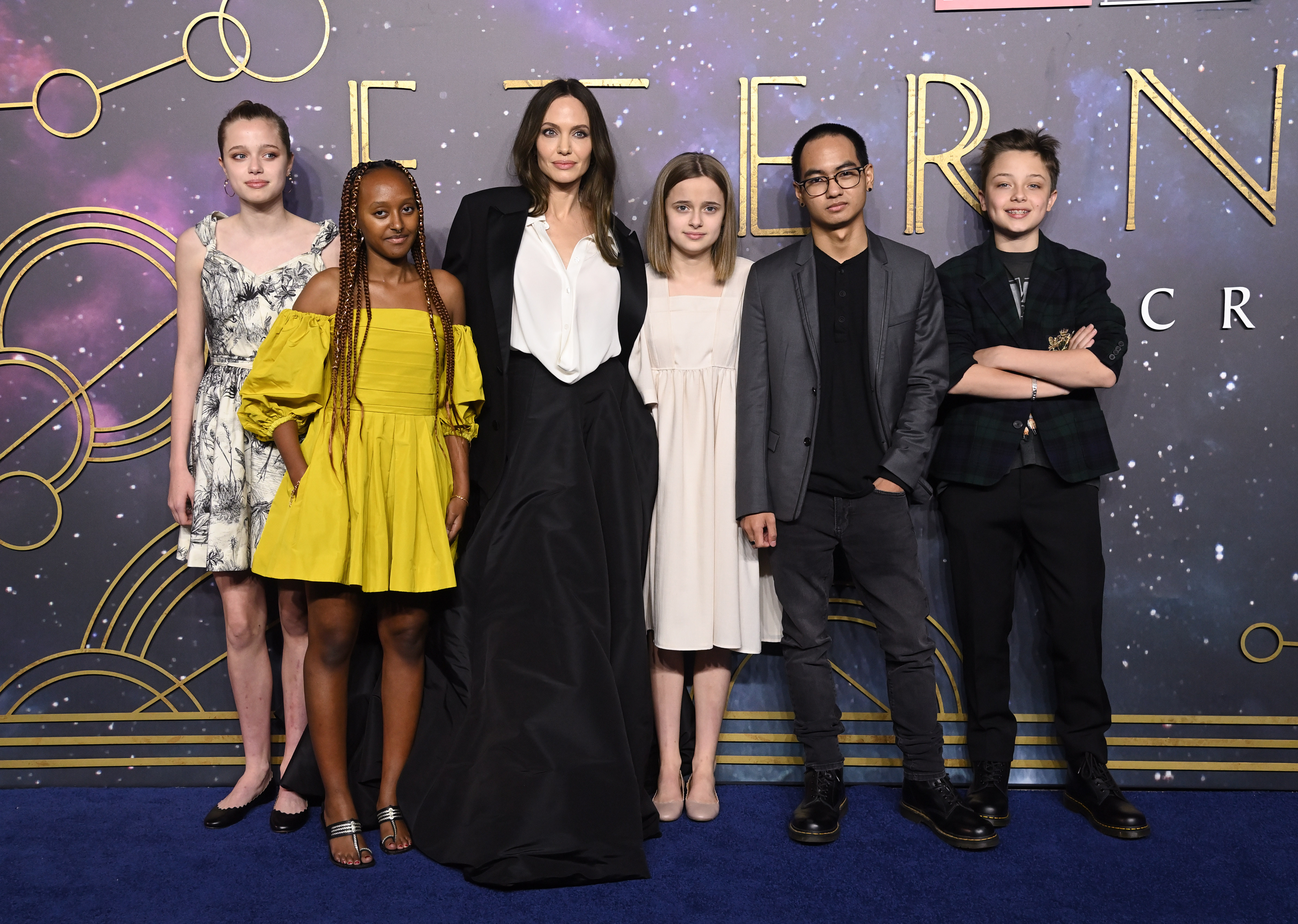 Shiloh, Zahara, Angelina Jolie, Vivienne, Maddox et Knox Jolie-Pitt assistent à la première britannique du film "Les Eternels" au BFI IMAX Waterloo à Londres, en Angleterre, le 27 octobre 2021. | Source : Getty Images