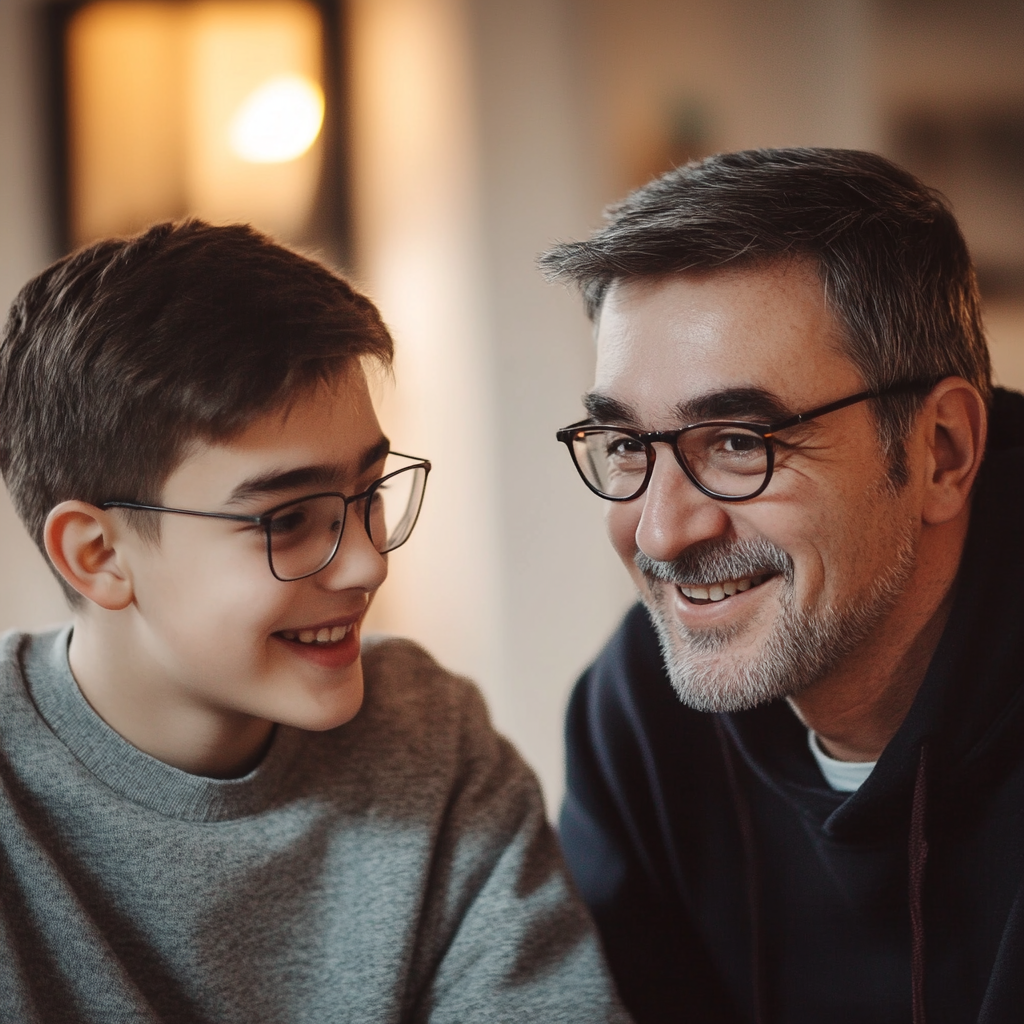 Un homme souriant qui parle à son fils | Source : Midjourney