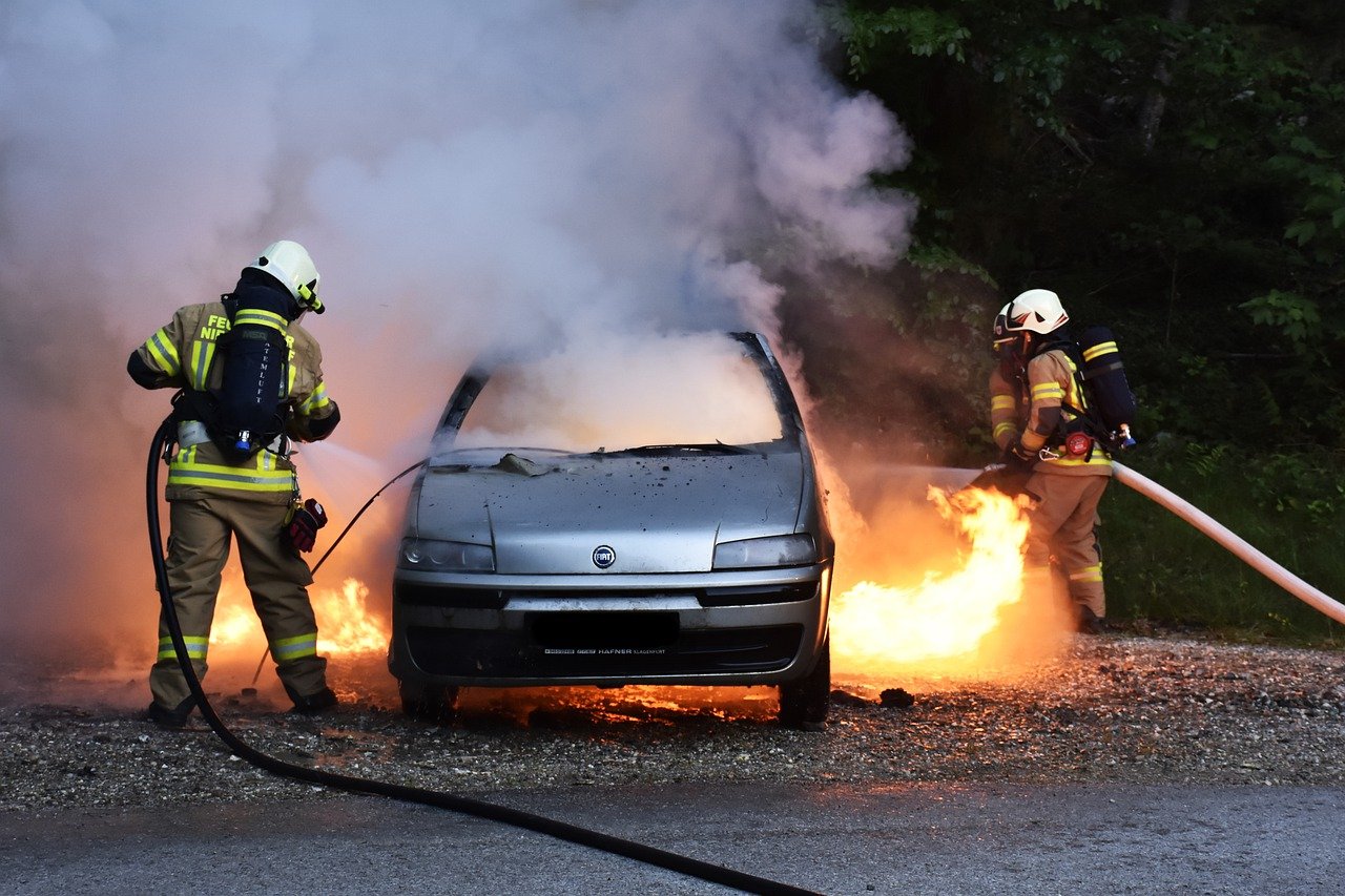  Une voiture brûlée. | Photo : Pixabay