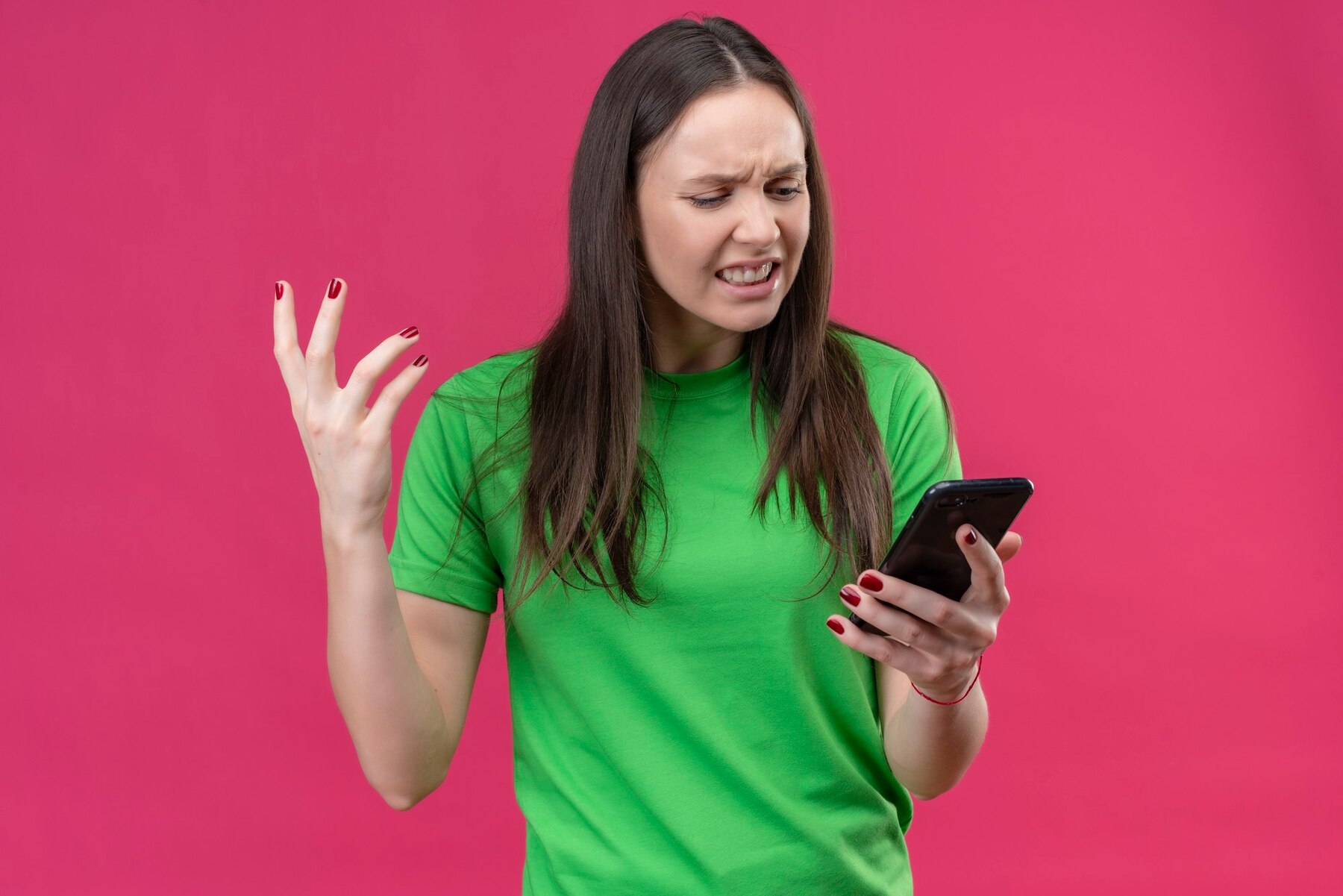 Une femme en colère qui regarde son téléphone | Source : Freepik