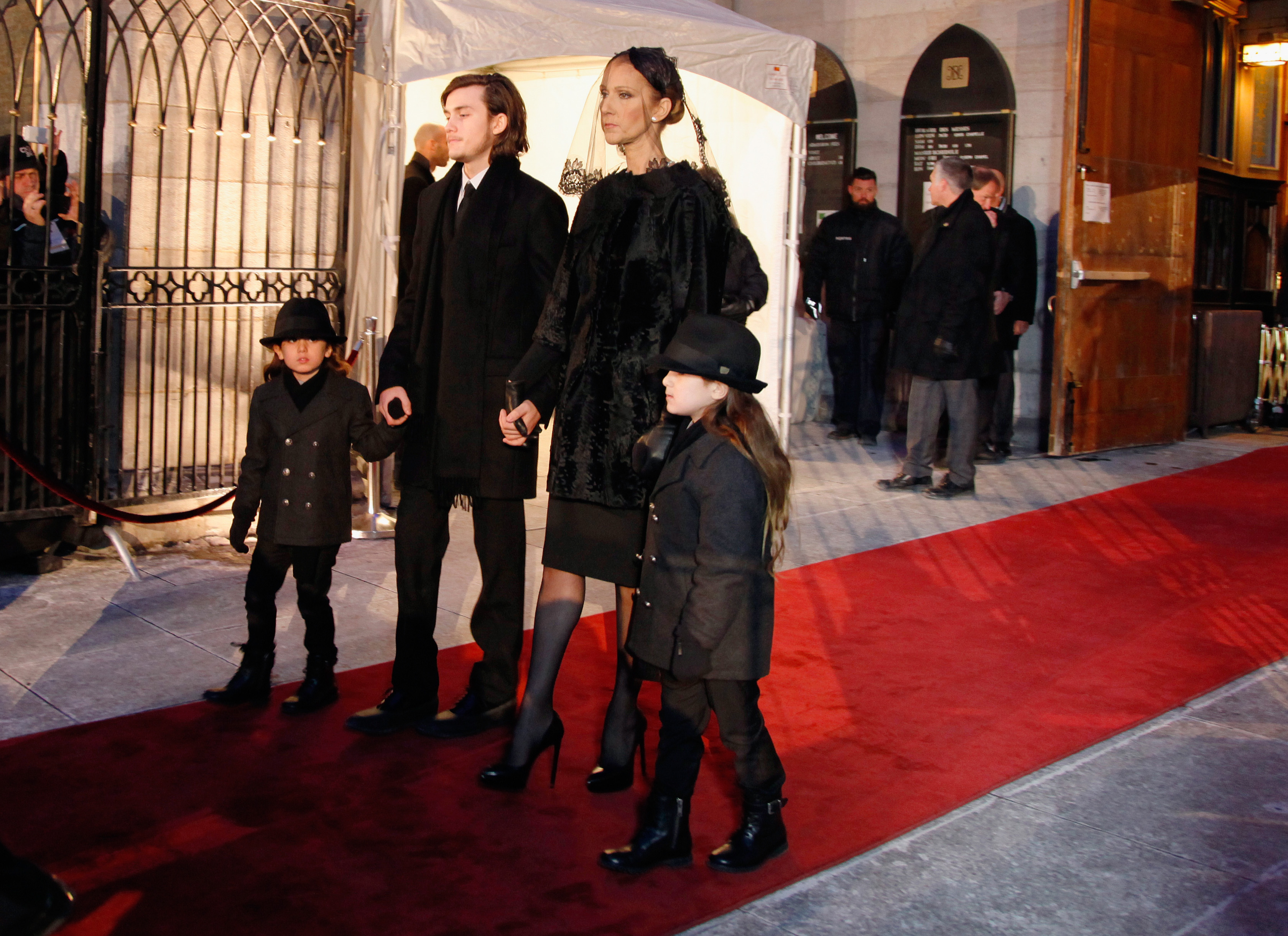 Céline Dion et ses enfants René-Charles Angelil, Eddy Angelil et Nelson Angelil assistent au service funèbre d'État de René Angelil à la basilique Notre-Dame de Montréal, au Canada, le 22 janvier 2016 | Source : Getty Images