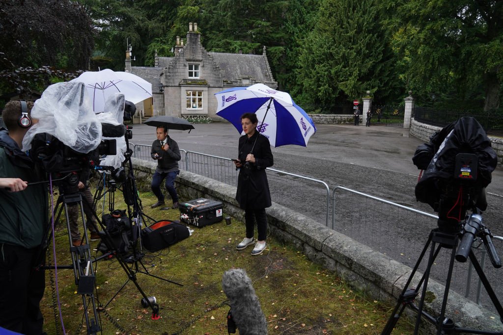 Les journalistes se rassemblent à l'entrée de Balmoral en Écosse, jeudi 8 septembre 2022. | Photo : Getty Images