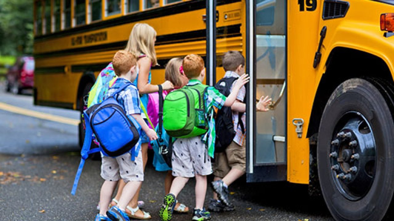 Photo des enfants entrain de monter dans le Bus scolaire | Photos : Shutterstock