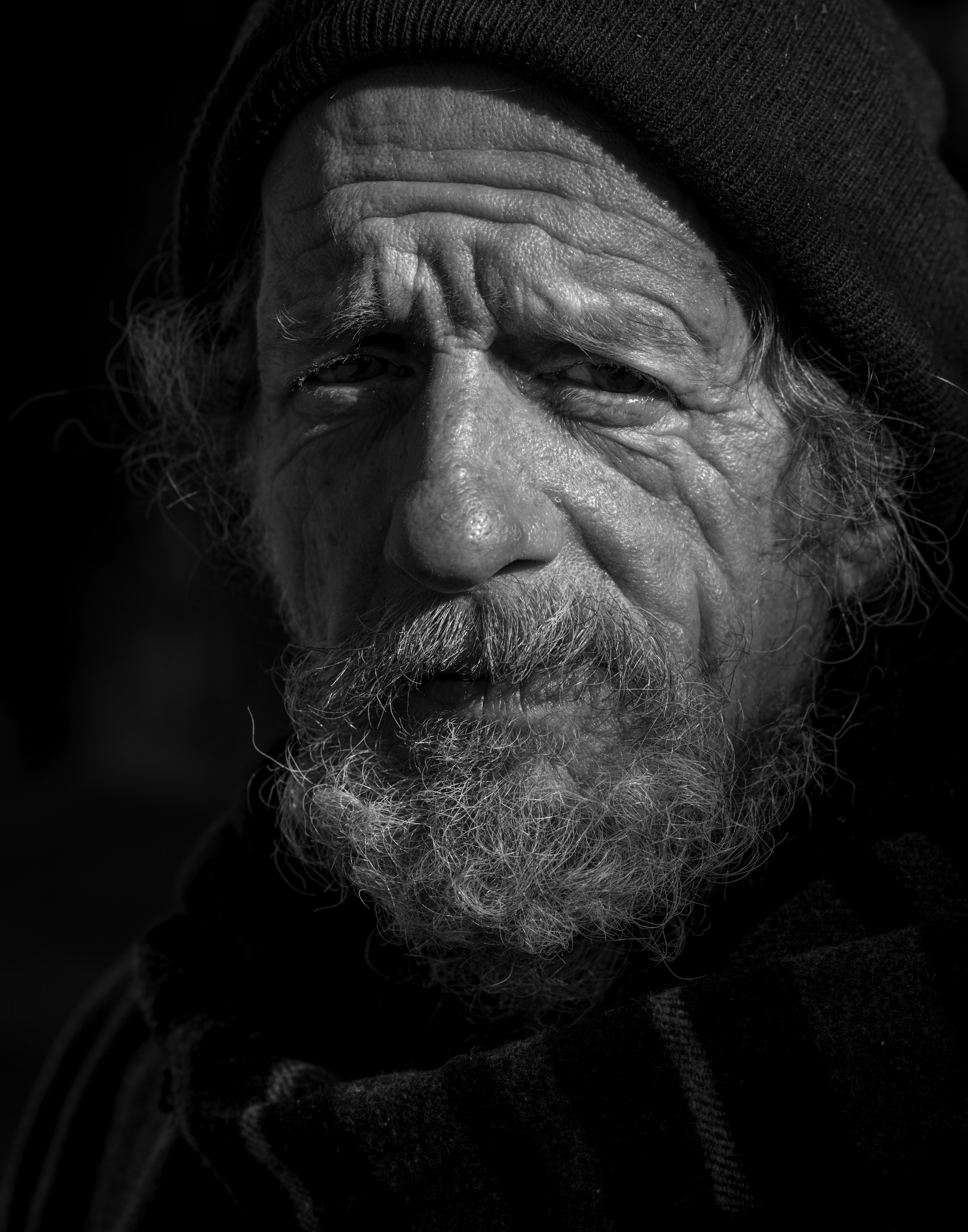 Une photo en noir et blanc d'un homme âgé | Source : Unsplash