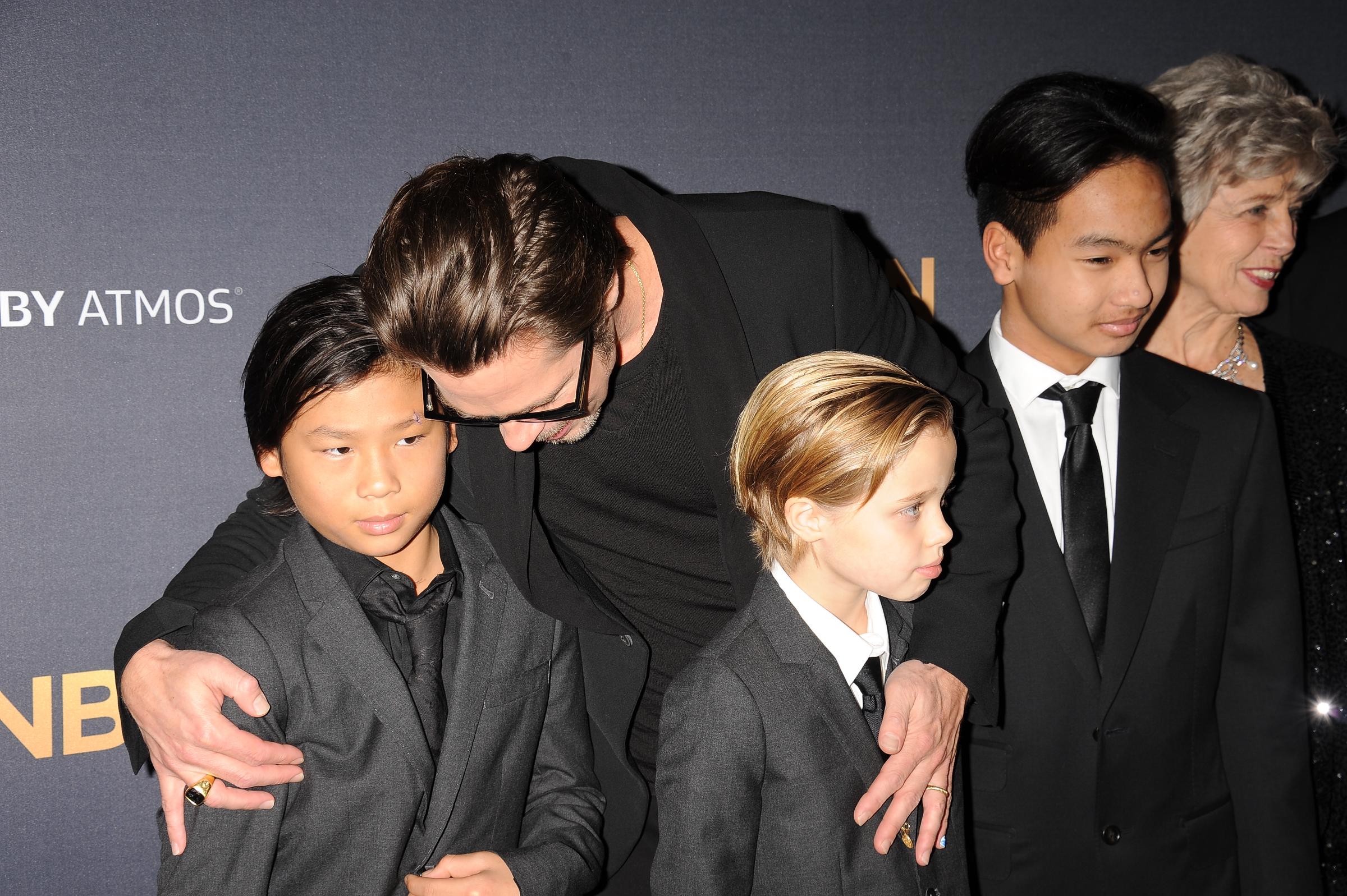 Pax, Shiloh et Maddox Jolie-Pitt avec Brad Pitt lors de la première de "Unbroken" à Hollywood le 15 décembre 2014. | Source : Getty Images